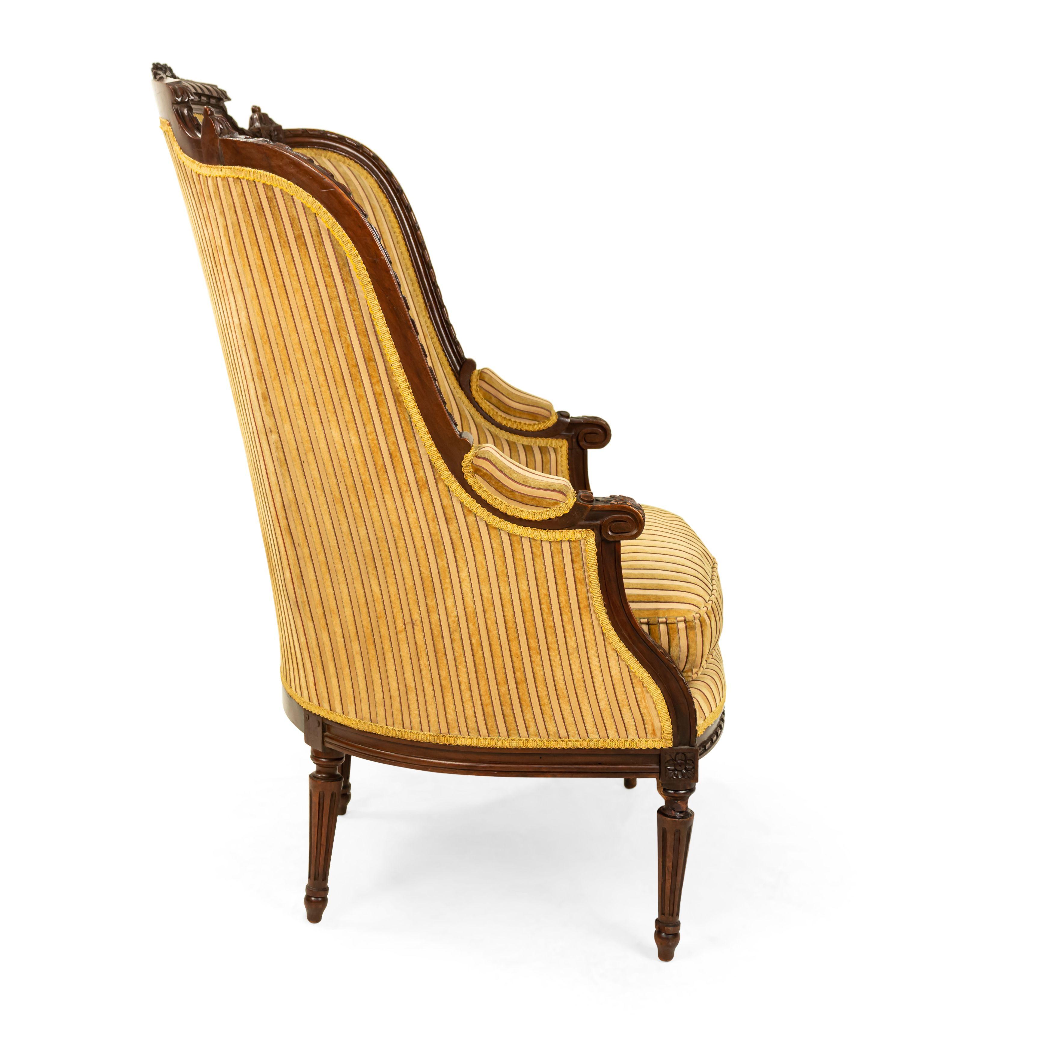 Louis XVI Walnut Bergère Armchairs In Good Condition For Sale In New York, NY