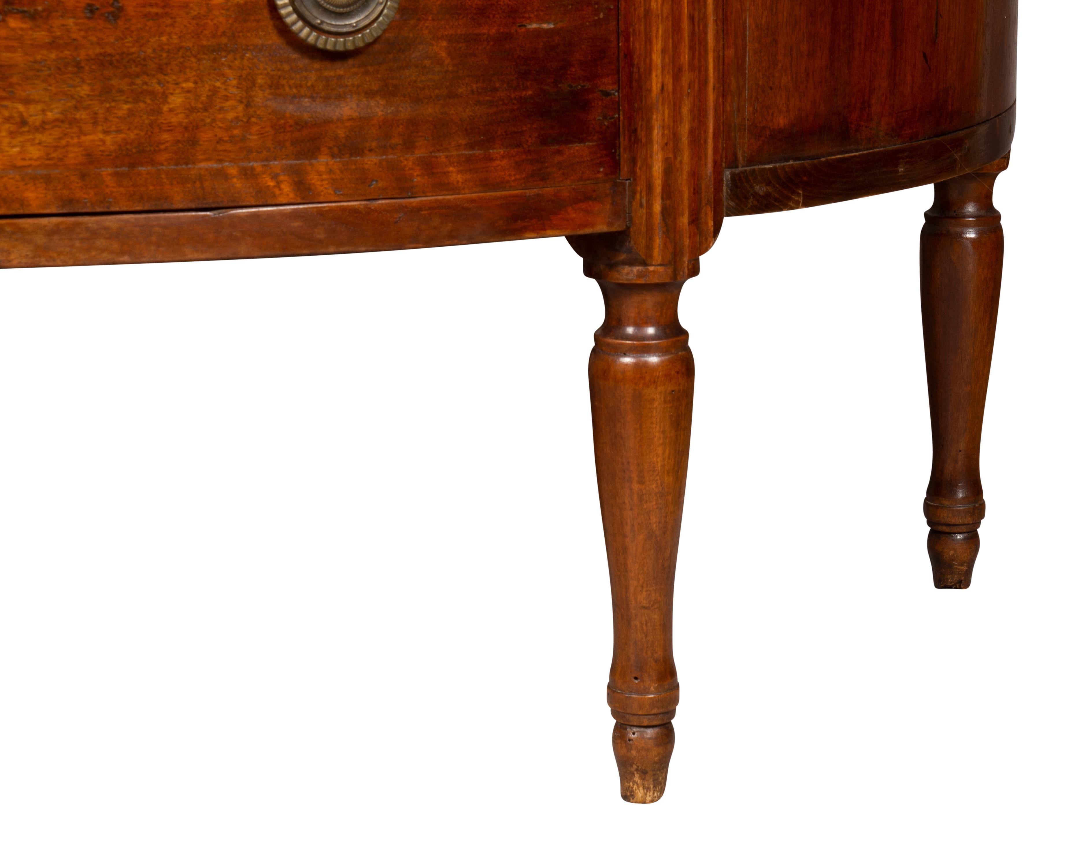 Commode Louis XVI en noyer demi-lune 7