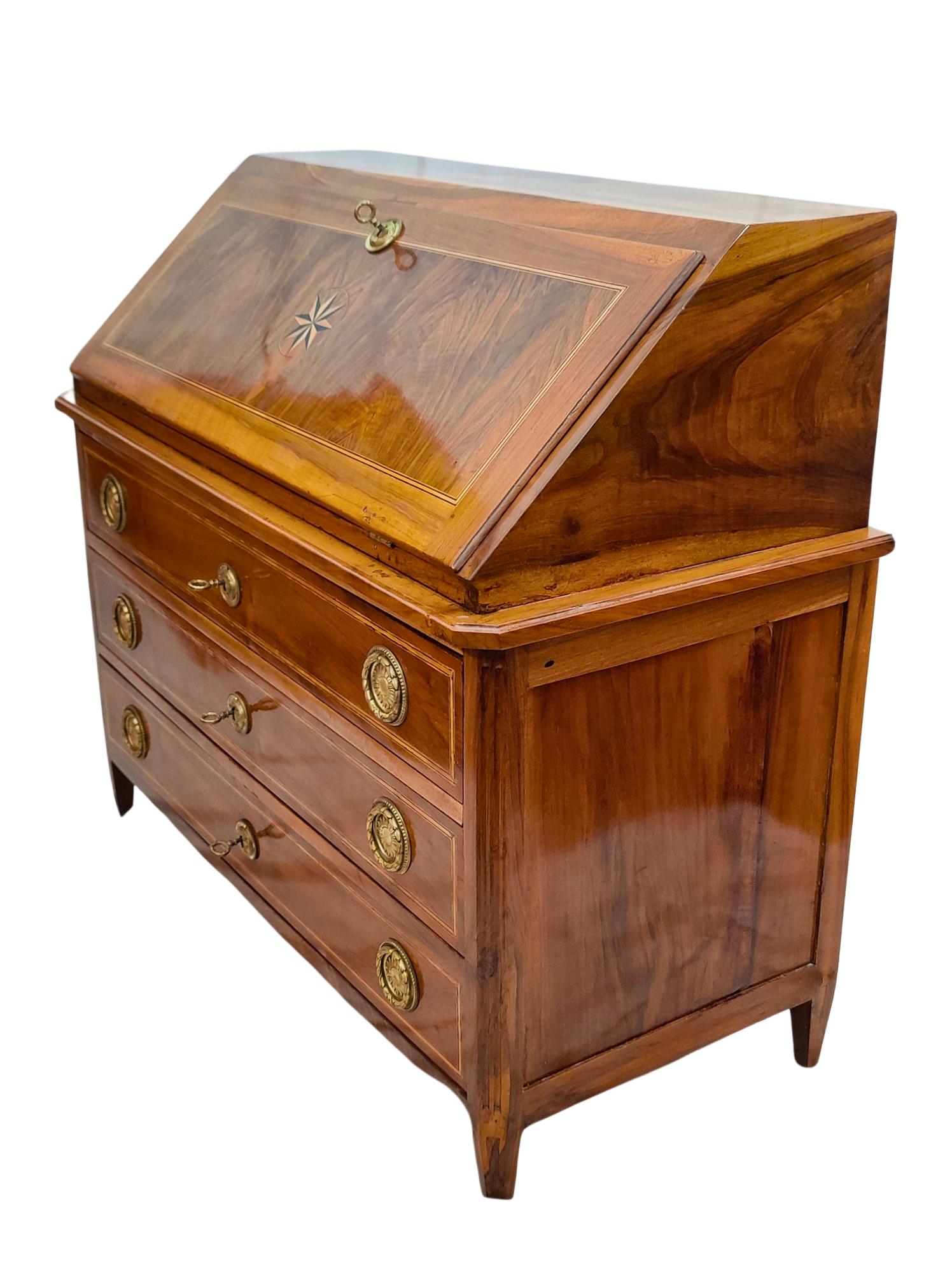 Louis XVI Walnut Fall Front Desk / Secretaire In Good Condition For Sale In Darmstadt, DE
