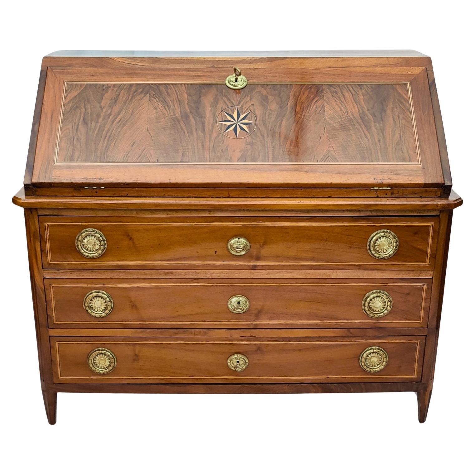 Bureau / secrétaire Louis XVI en noyer à abattant
