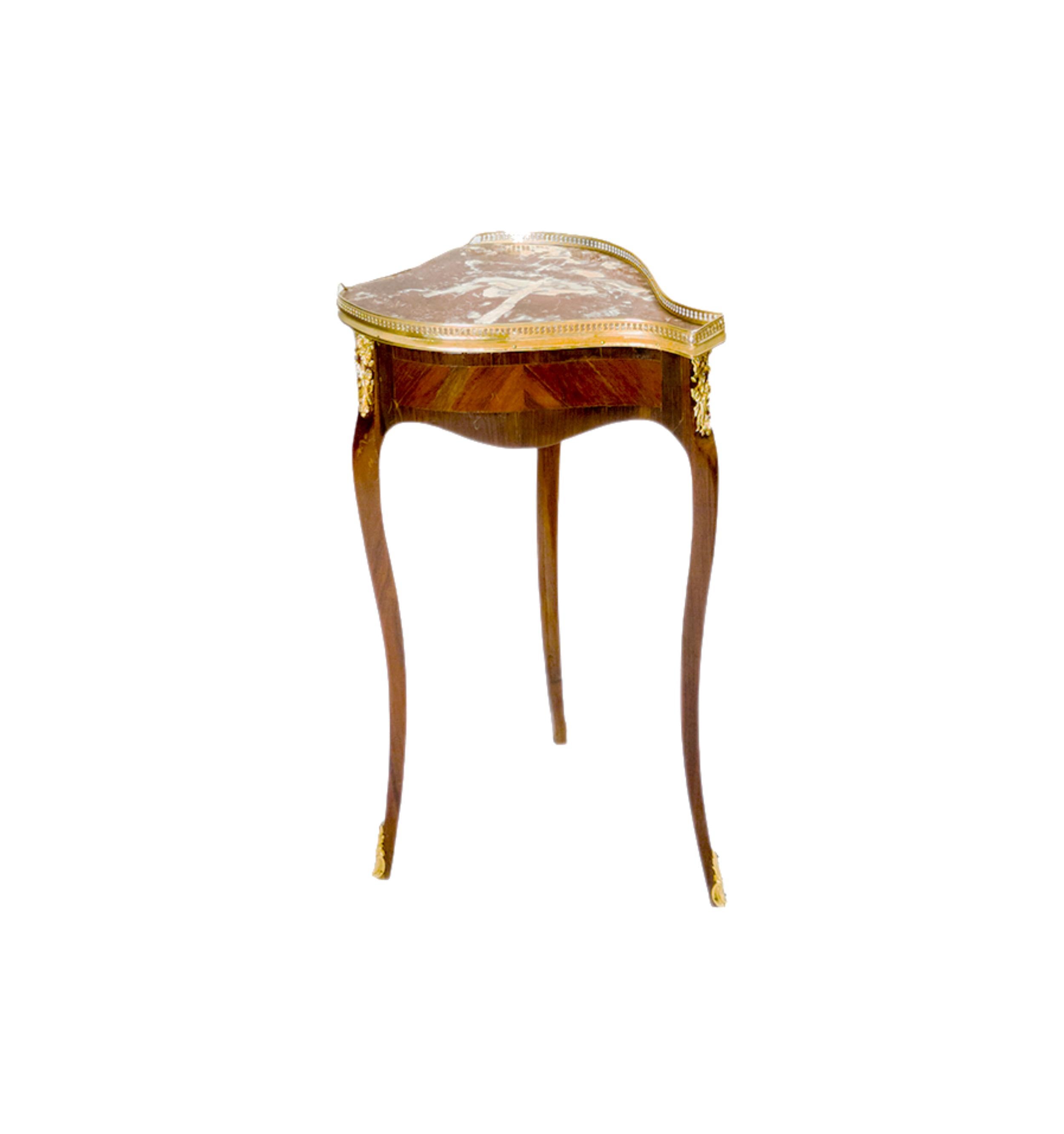 Tavolo francese Guéridon Design in stile Saint Louis XVI, realizzato a mano nel XIX secolo e creato nel rinomato quartiere Faubourg Saint-Antoine di Parigi - storicamente sede di maestri ebanisti - questo pezzo riflette l'estetica raffinata di