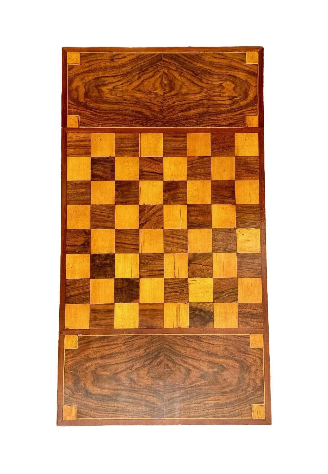 Luis XVI  Mesa de juegos Tric Trac de nogal Nogal en venta