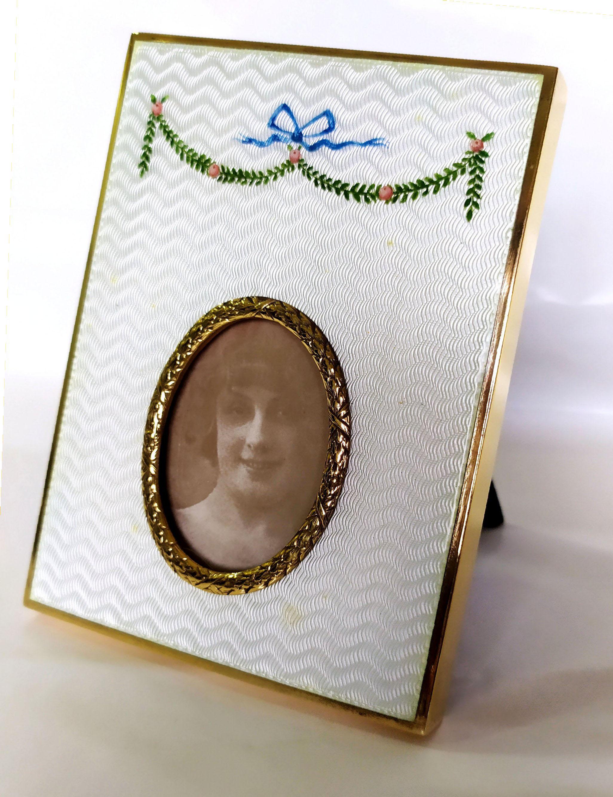 Plaqué Cadre photo blanc Louis XVI en argent sterling émaillé sur guillochè salimbeni en vente