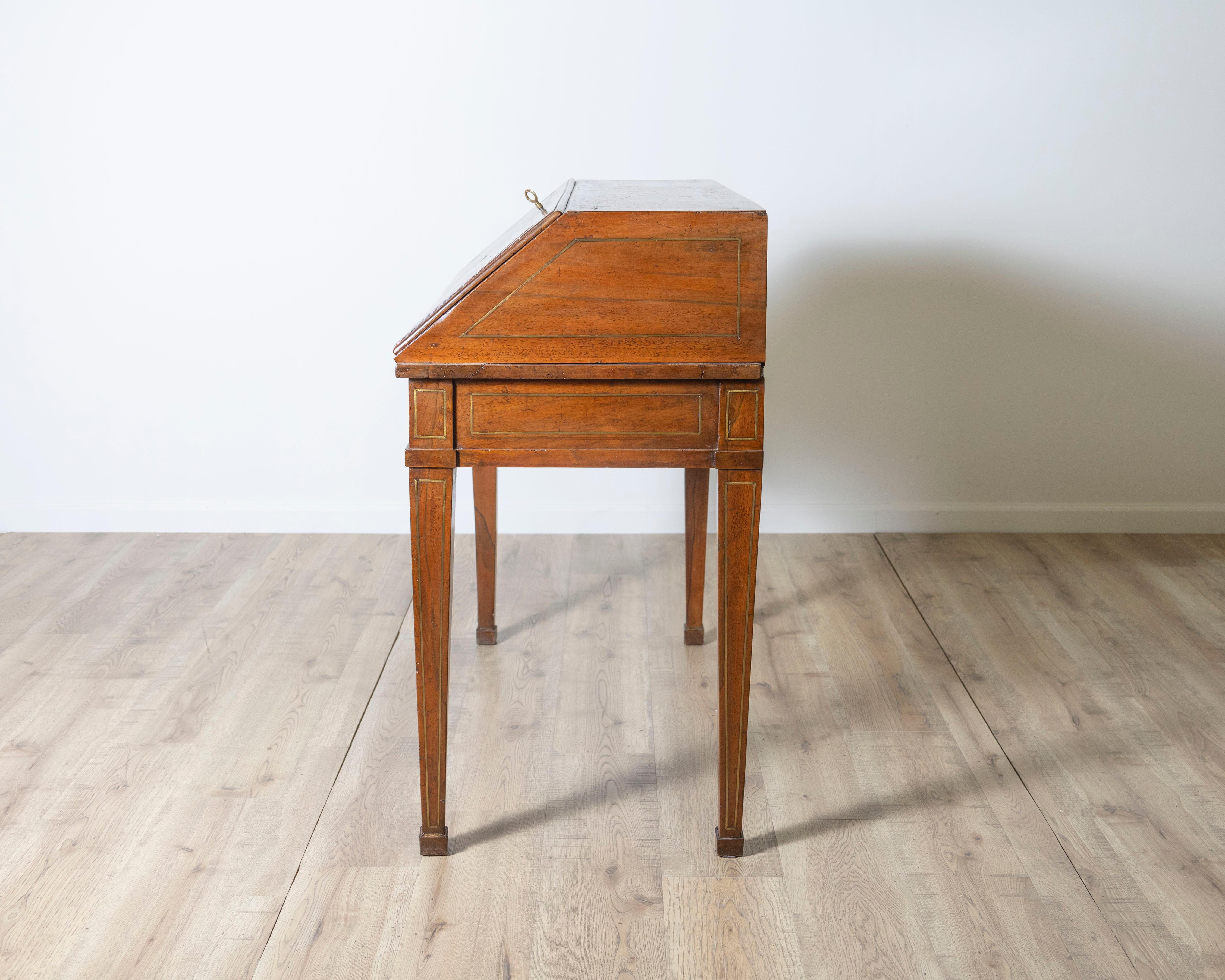 Bureau Louis XVI en noyer. XVIIIe siècle en vente 5
