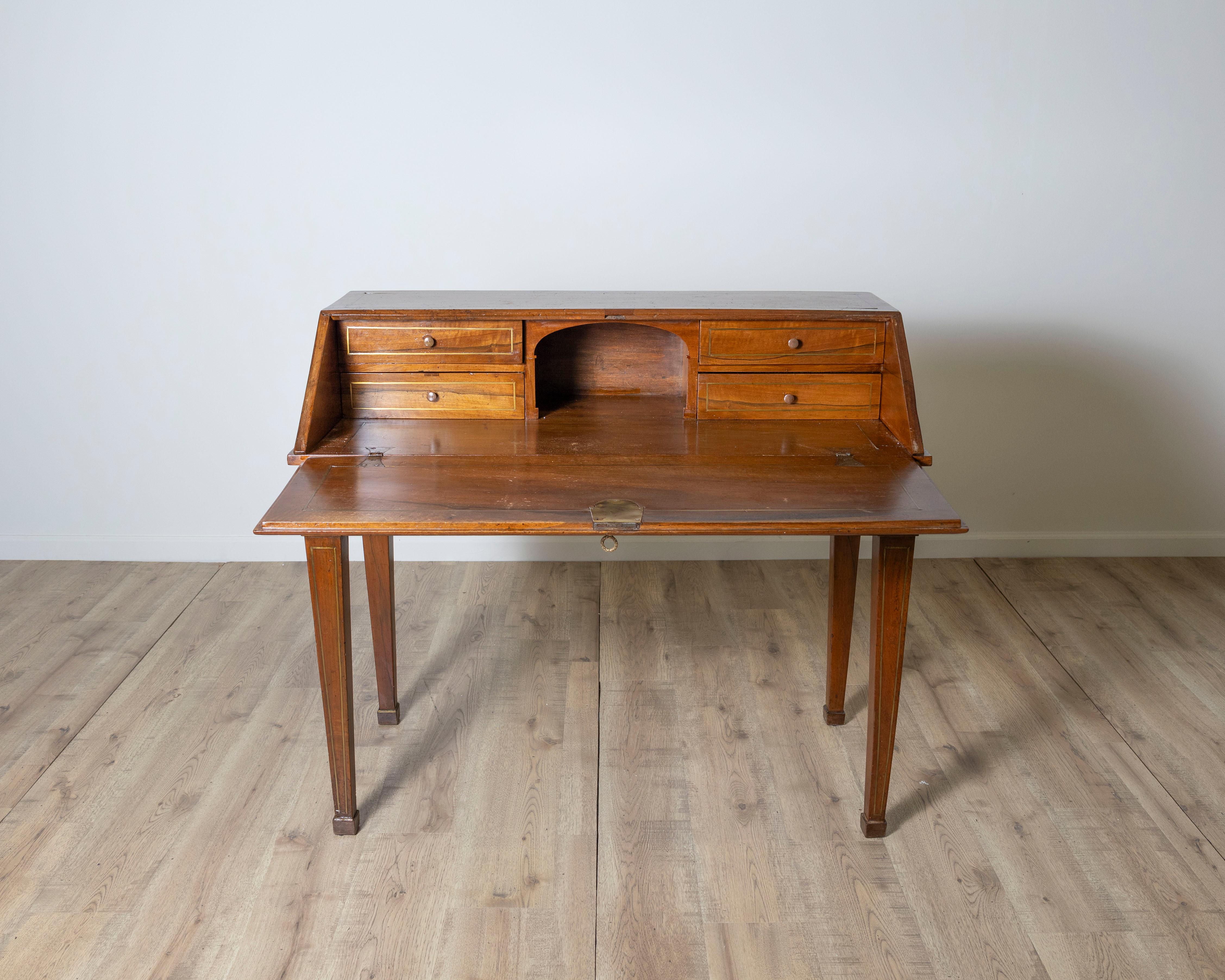 italien Bureau Louis XVI en noyer. XVIIIe siècle en vente
