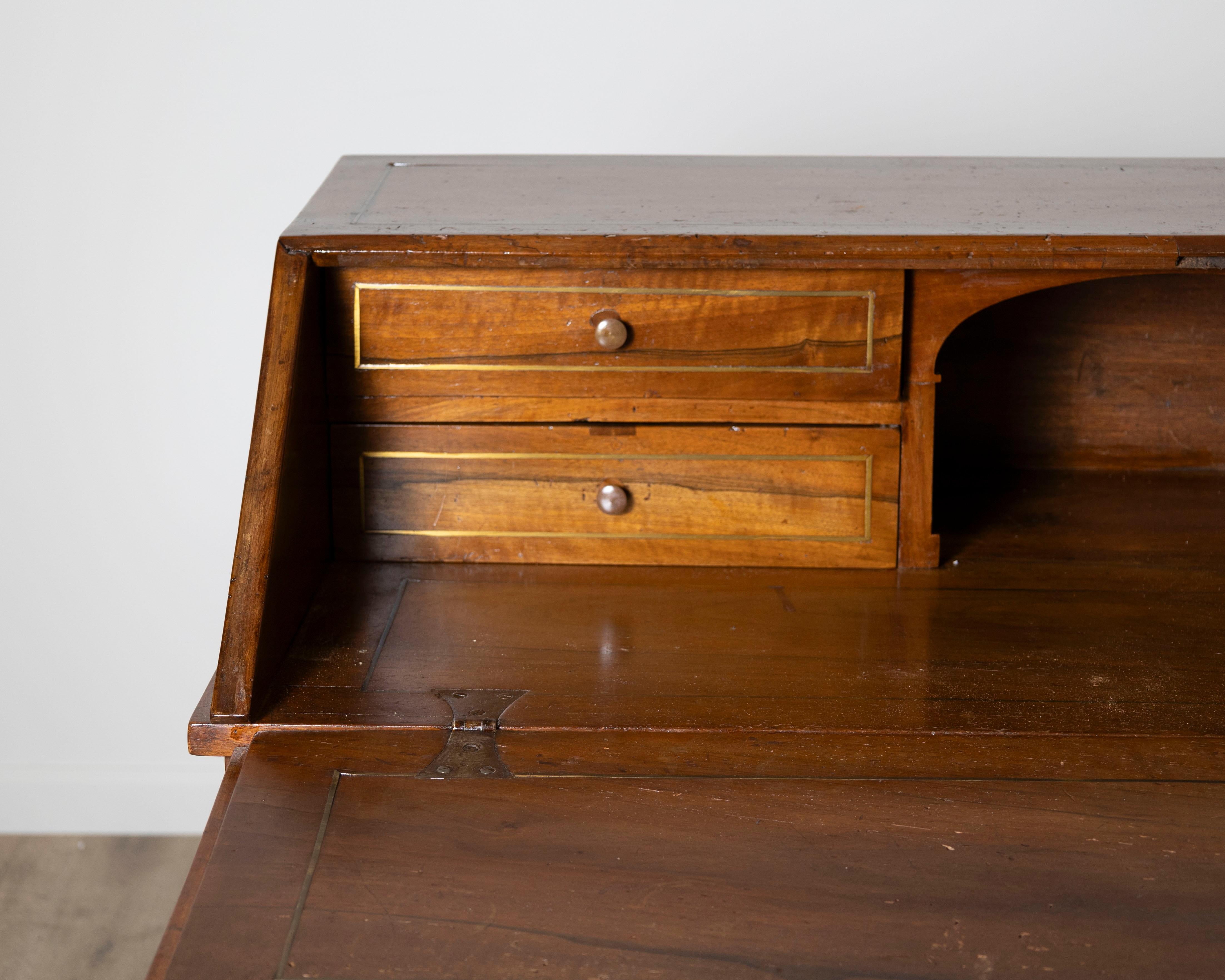 Bureau Louis XVI en noyer. XVIIIe siècle Bon état - En vente à Atlanta, GA