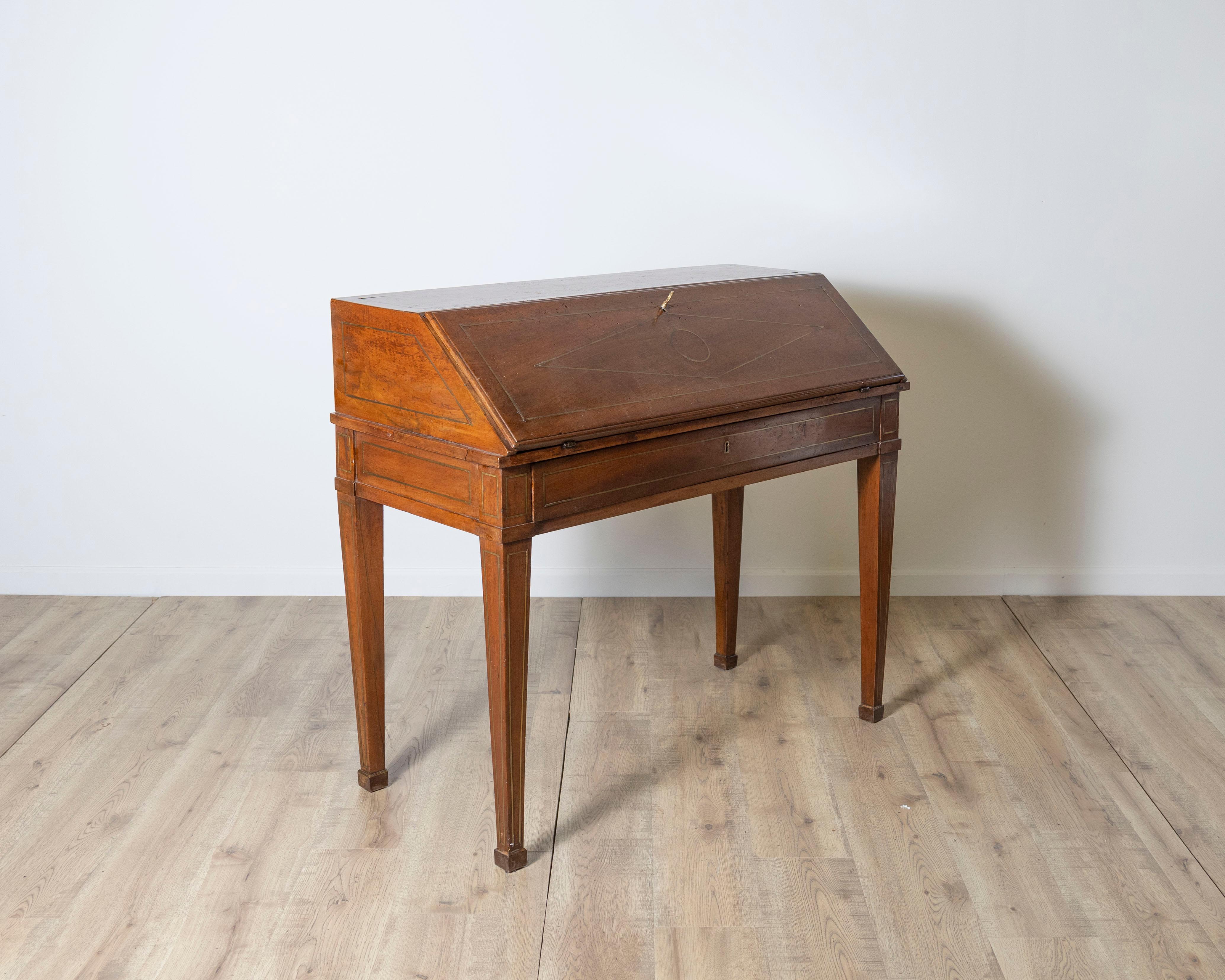 Bureau Louis XVI en noyer. XVIIIe siècle en vente 1