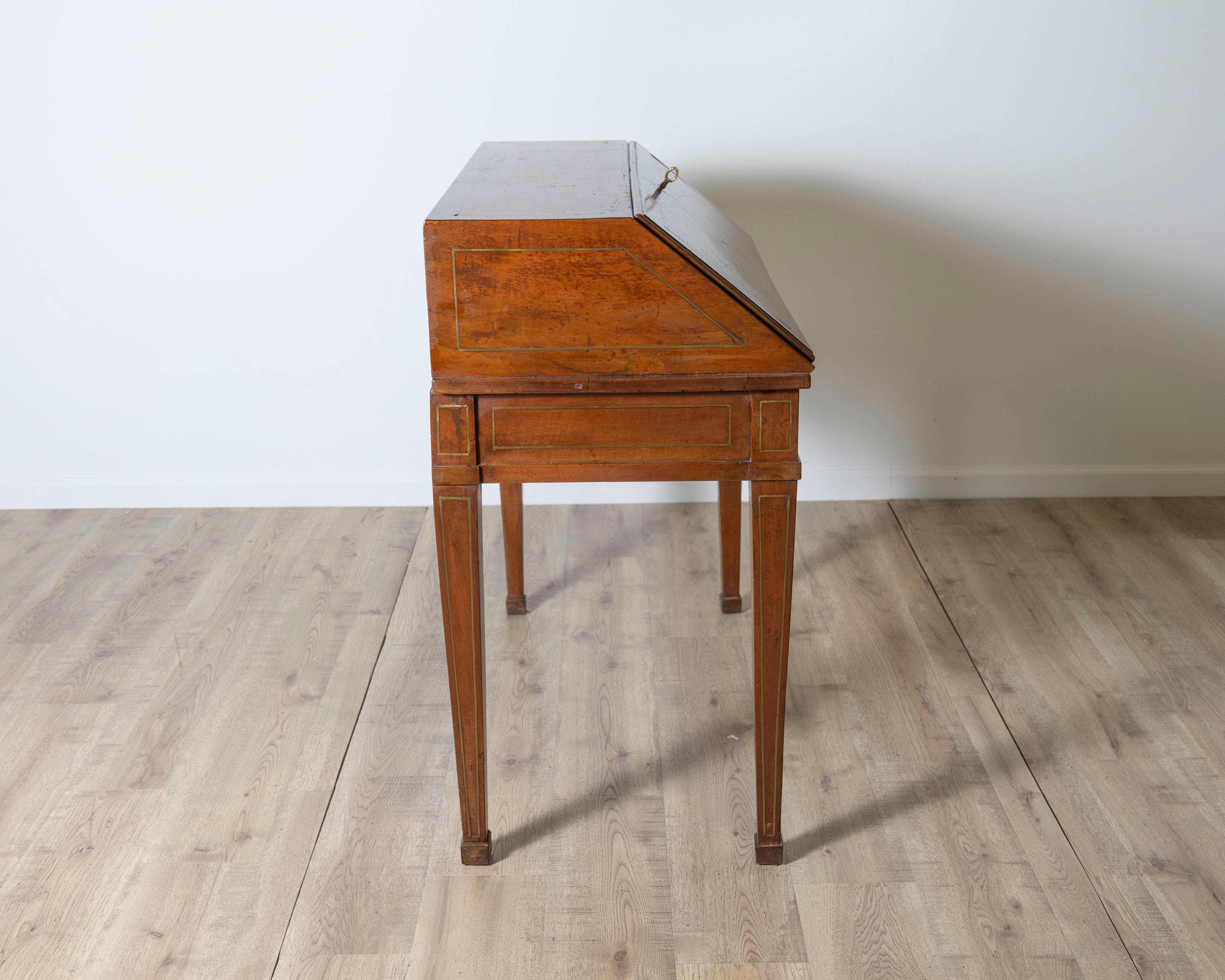 Bureau Louis XVI en noyer. XVIIIe siècle en vente 2
