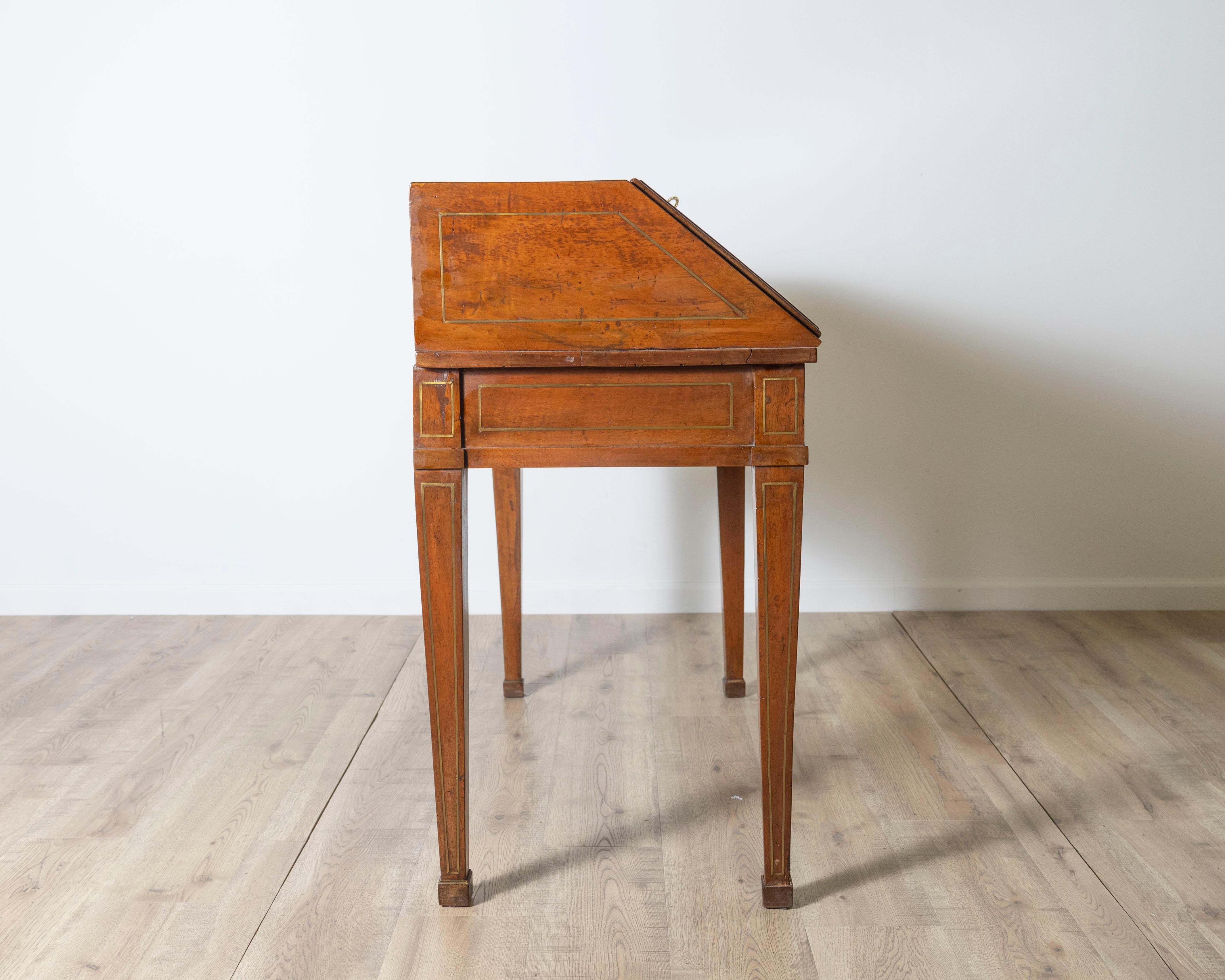 Bureau Louis XVI en noyer. XVIIIe siècle en vente 3