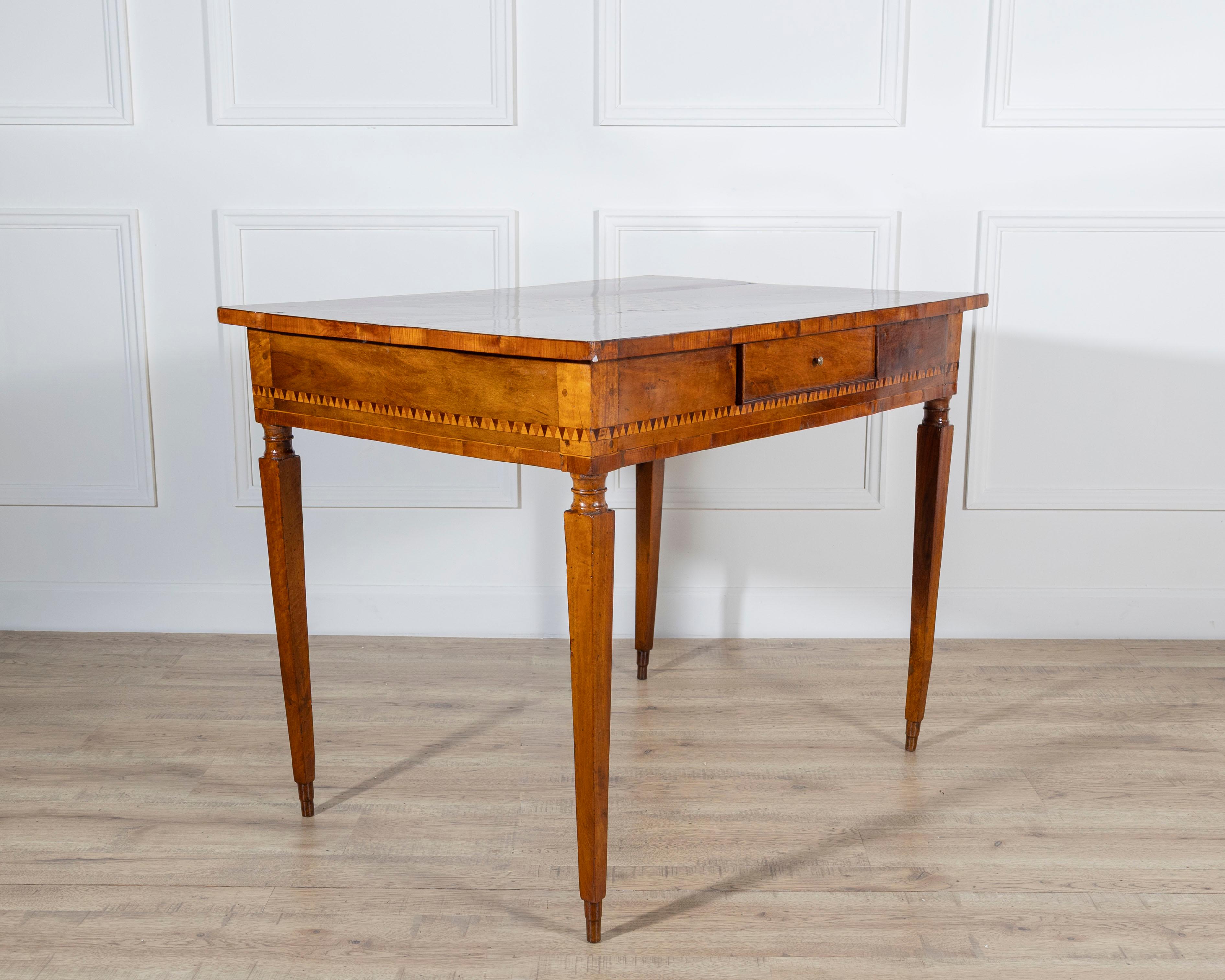 Louis XVI-Schreibtisch aus Nussbaum, Kirschbaum und Intarsien, Italien, 18. im Zustand „Gut“ im Angebot in Atlanta, GA