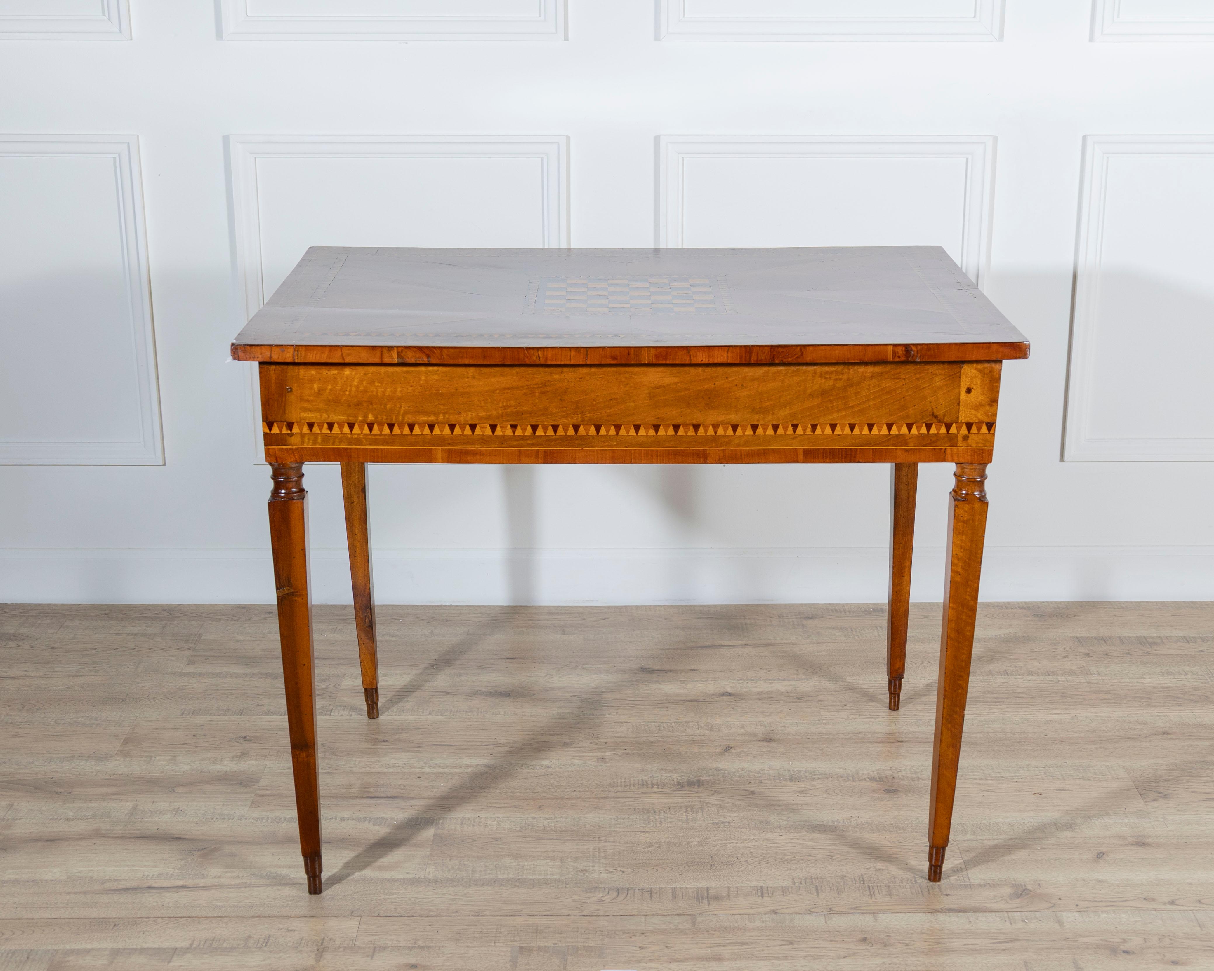 Louis XVI-Schreibtisch aus Nussbaum, Kirschbaum und Intarsien, Italien, 18. im Angebot 1