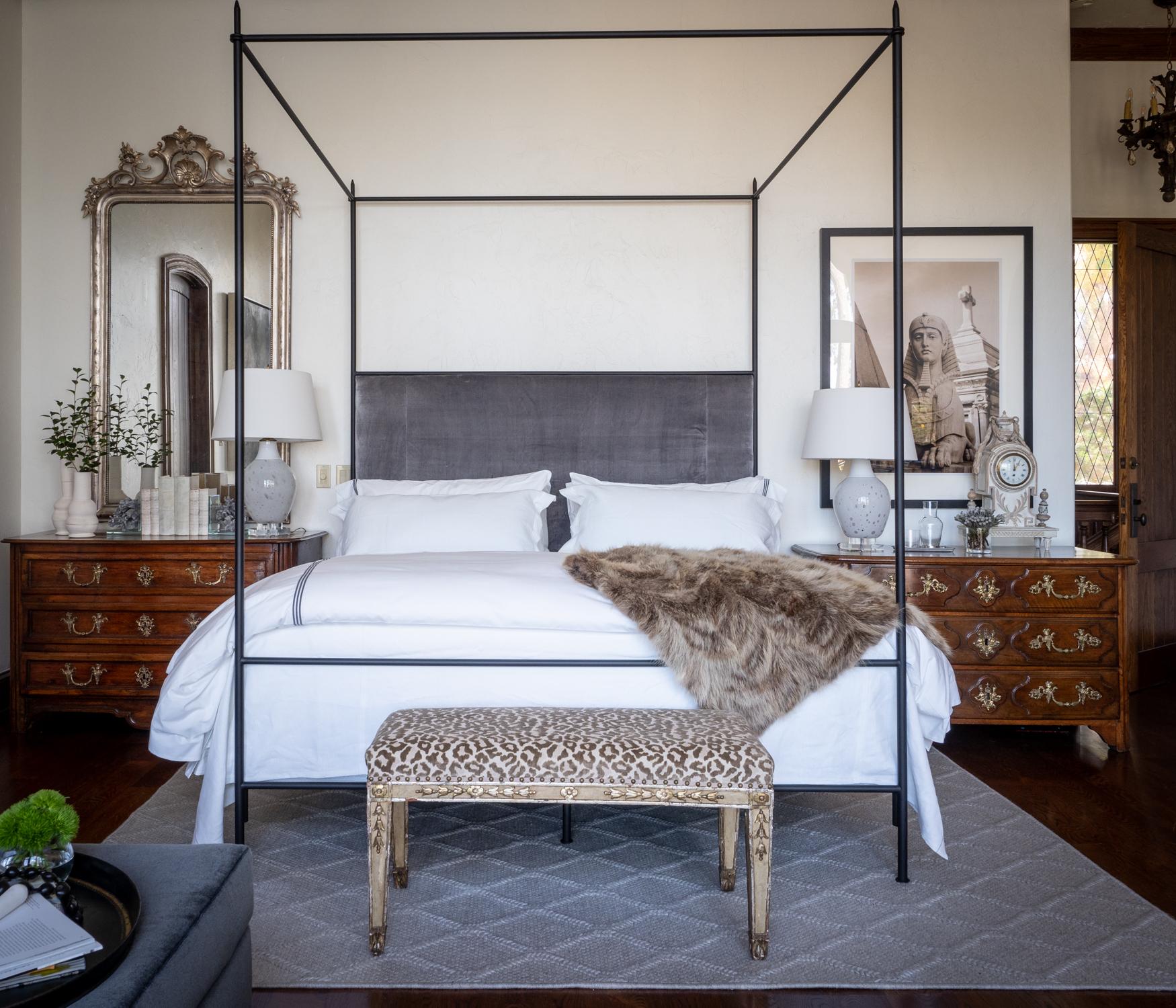 Ce lit à baldaquin de style Louis XVI avec tête de lit capitonnée de la collection personnalisée Tara Shaw Maison. Fabriqué à la main à la Nouvelle-Orléans. Tête de lit standard revêtue d'un lin belge épais de couleur huître. Disponible en tailles