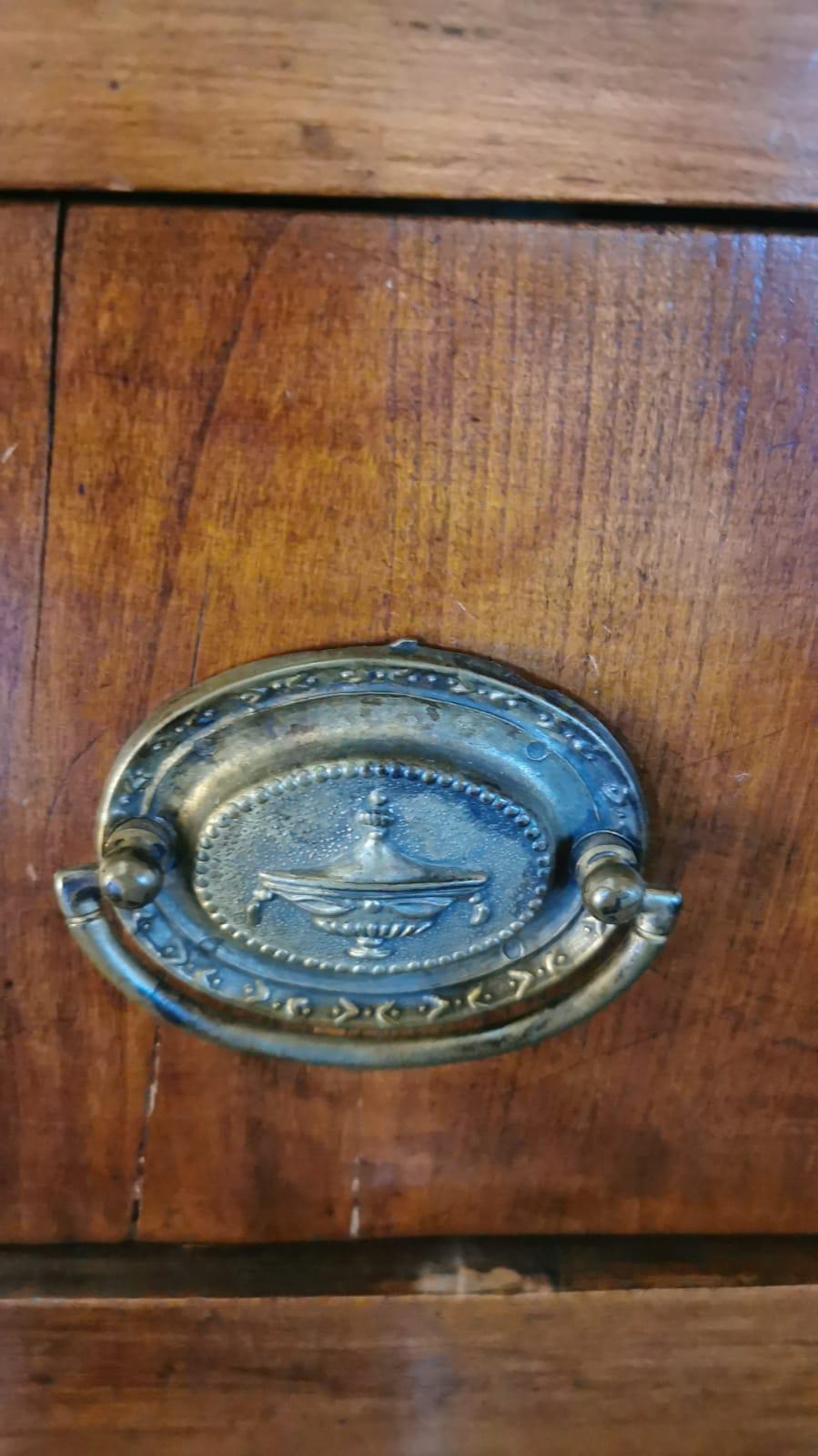 Commode française restaurée de style Louis XVIII 8