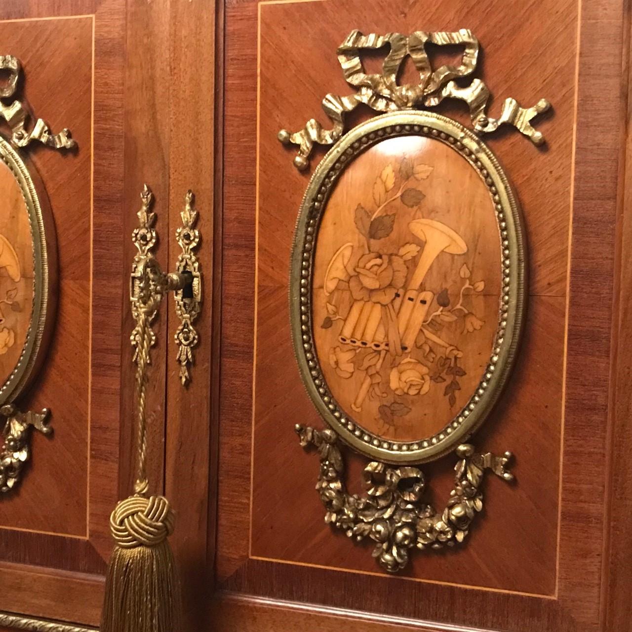 Louis XVl Style Mahogany and Marquetry Bonheur du Jour In Good Condition For Sale In Montreal, QC