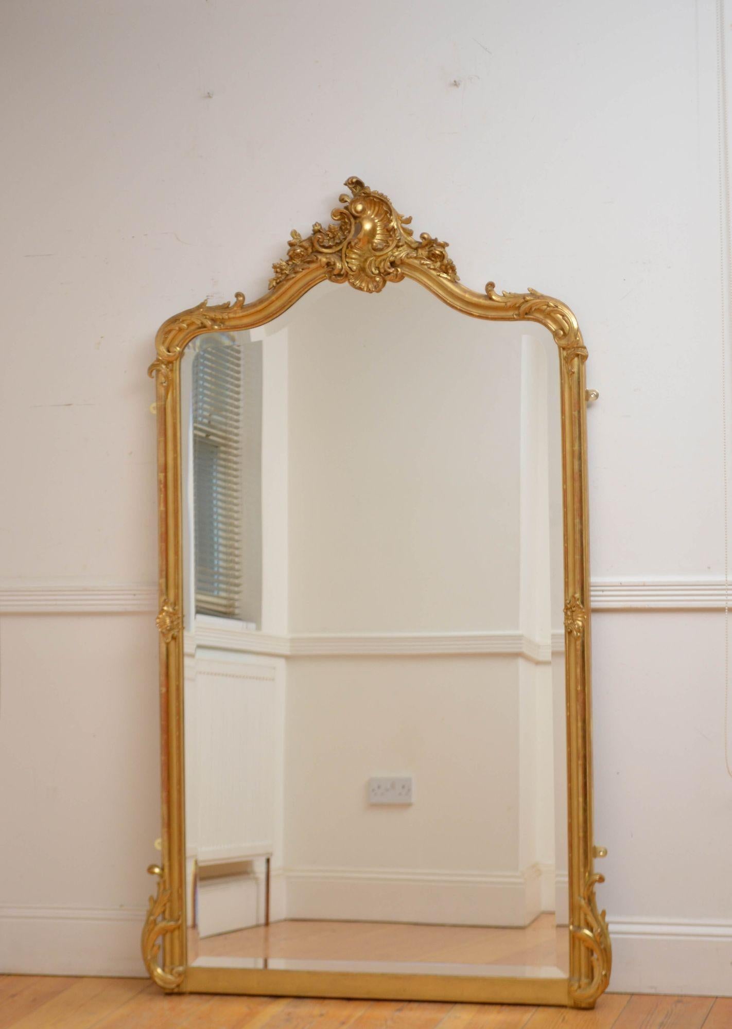 Sn5585 Grand miroir mural / miroir de trumeau doré du 19e siècle, avec verre biseauté d'origine présentant des imperfections mineures dans un cadre moulé et doré avec une crête en forme de coquille flanquée de rinceaux floraux et de rinceaux de