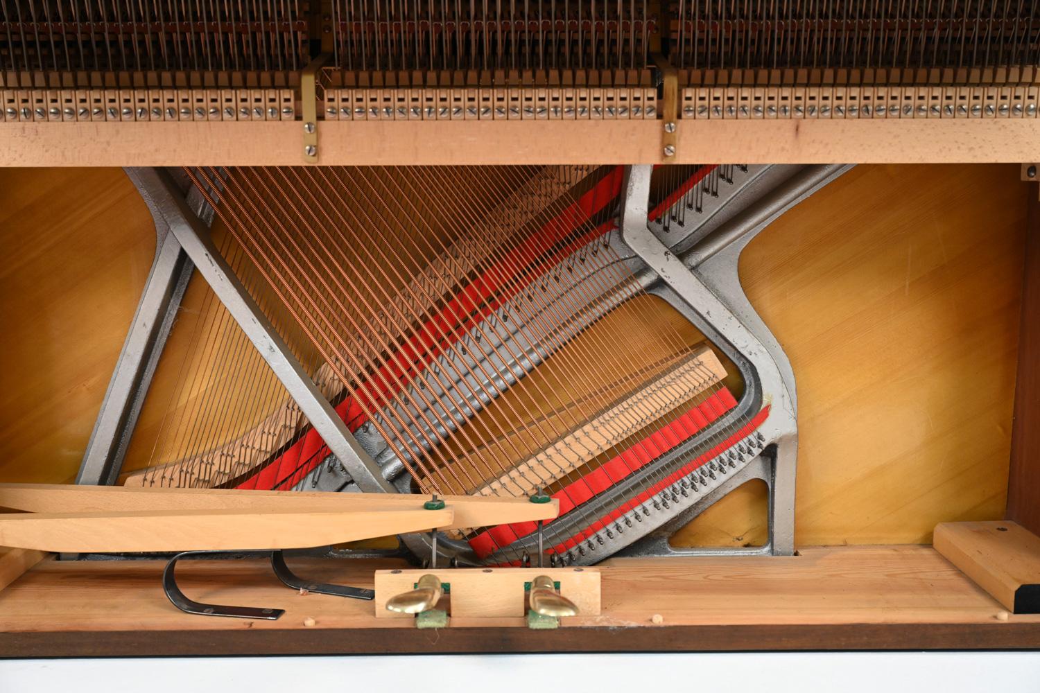 Pianette danoise en acajou du milieu du siècle de Louis Zwicki, vers les années 1960 3