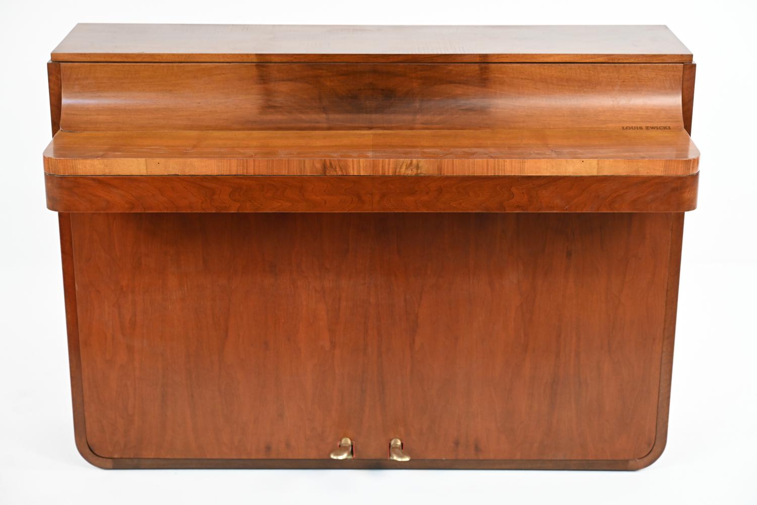 Rarement vu aux États-Unis, ce piano de Louis Zwicki combine le meilleur du design moderne danois avec la précision d'un maître luthier. Avec sa silhouette profilée, ses placages d'acajou richement figurés et ses 82 touches, il constitue un ajout
