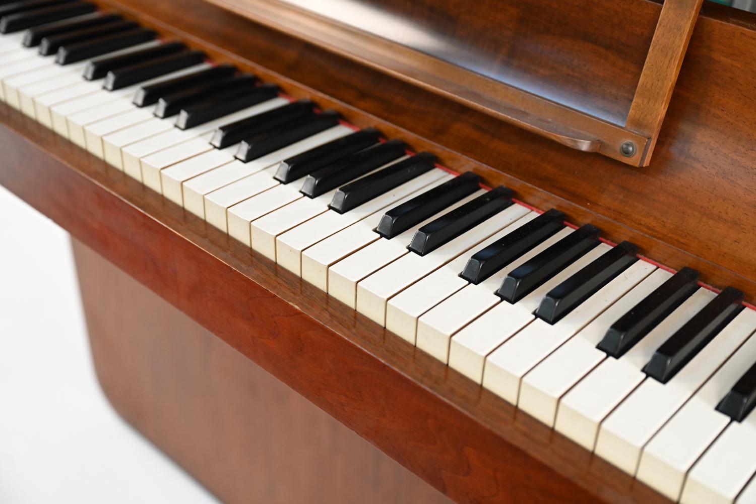 Pianette danoise en acajou du milieu du siècle de Louis Zwicki, vers les années 1960 Bon état à Norwalk, CT