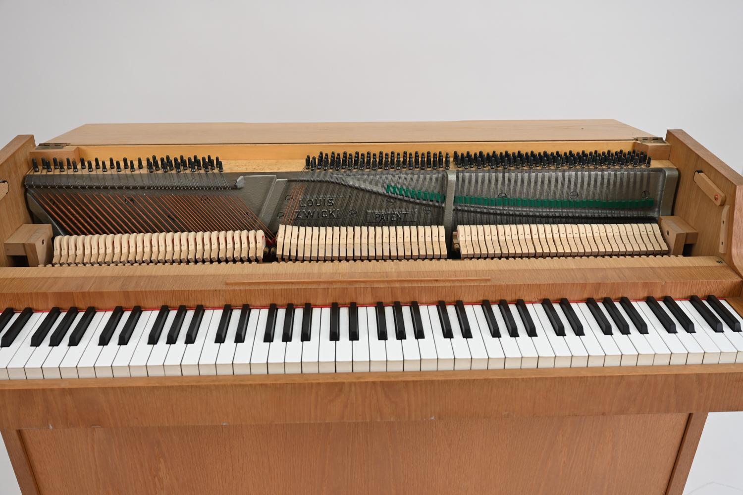 Pianette danoise en chêne du milieu du siècle de Louis Zwicki 4