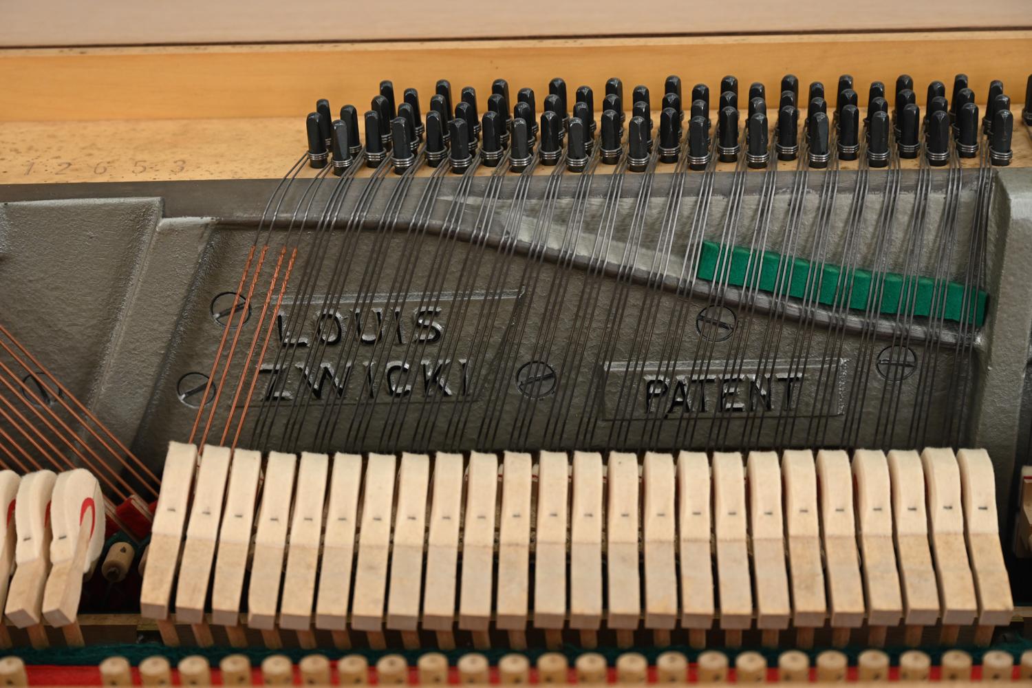 Pianette danoise en chêne du milieu du siècle de Louis Zwicki 5