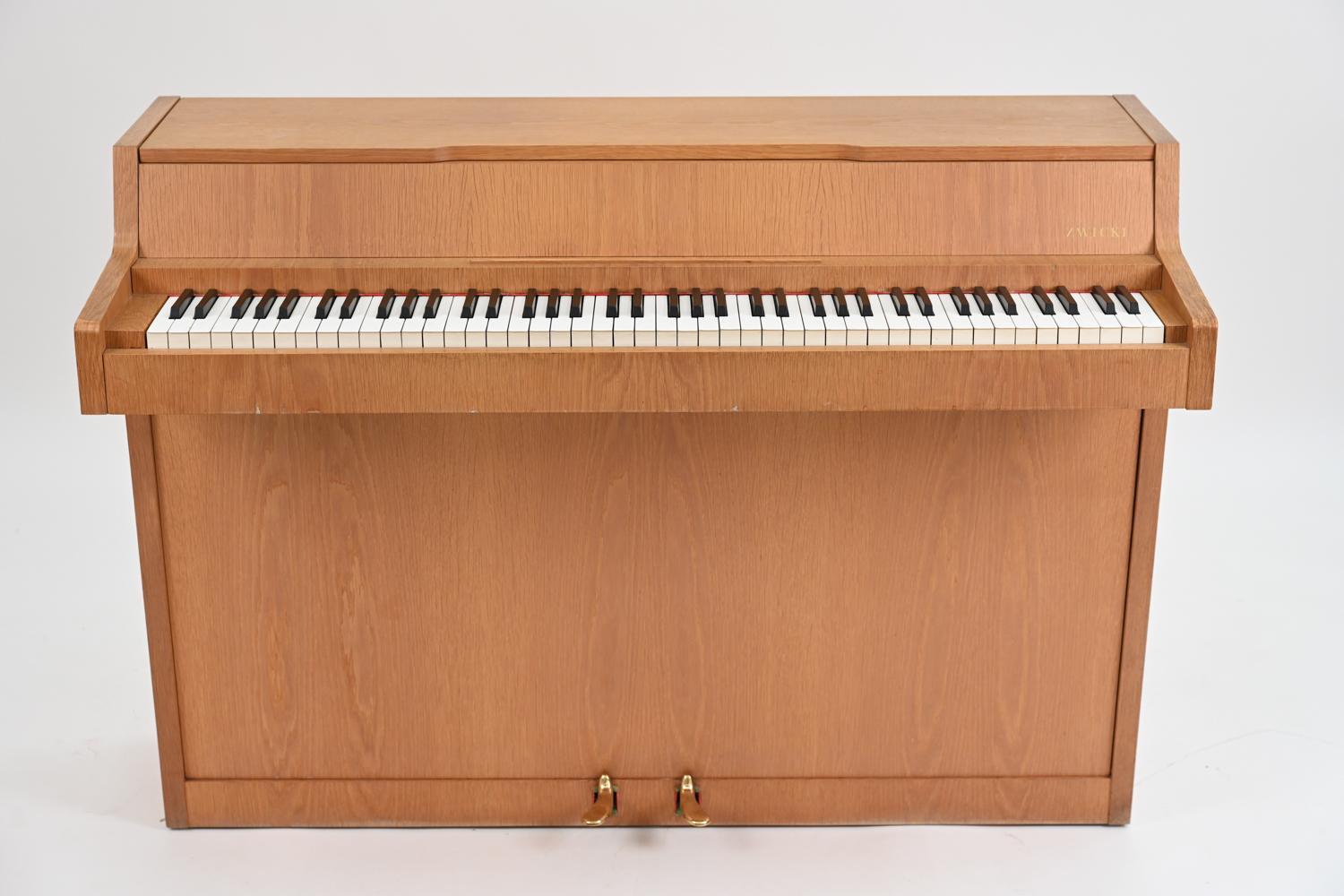 Un rare piano danois du milieu du siècle, fabriqué en beau chêne. Il est appelé pianette en raison de ses 82 touches, au lieu des 88 touches standard d'un piano de taille normale. Ce piano a été fabriqué par le célèbre facteur de piano Louis Zwicki.