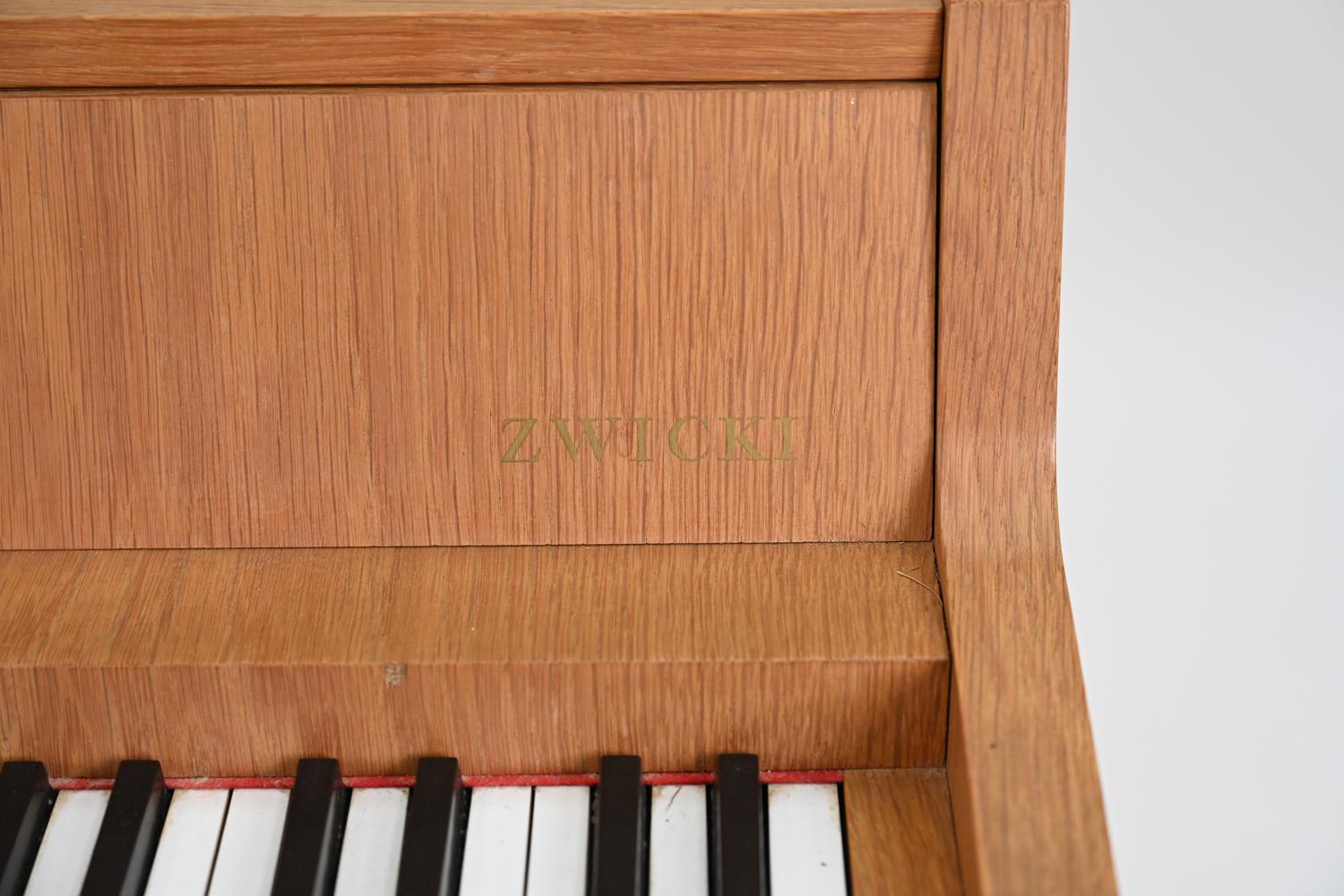 Mid-Century Modern Pianette danoise en chêne du milieu du siècle de Louis Zwicki