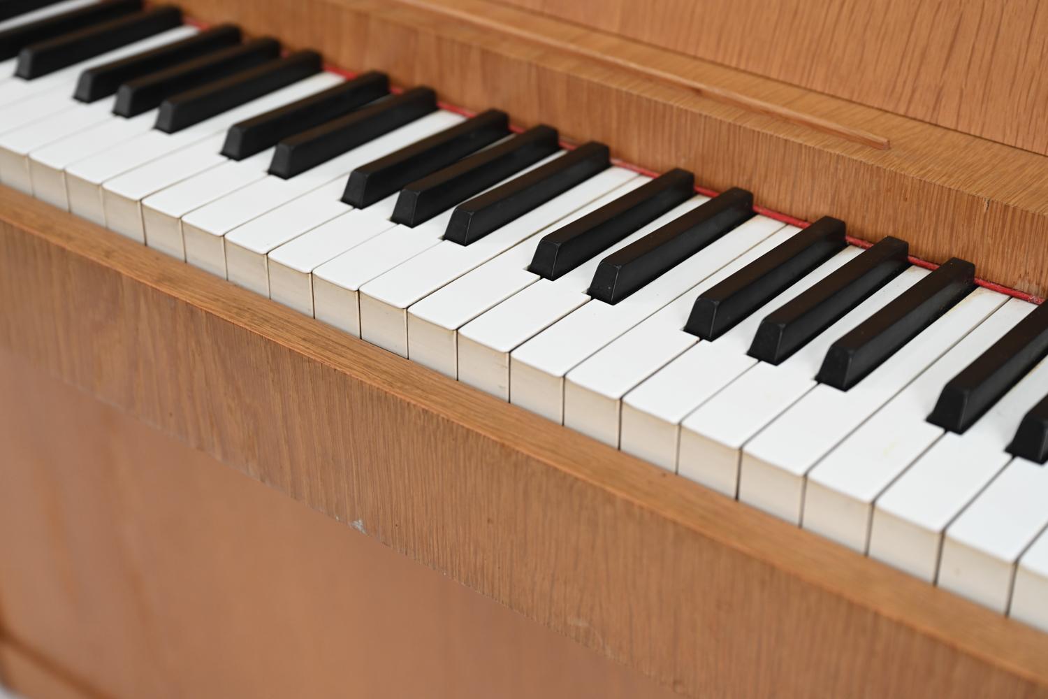 Danois Pianette danoise en chêne du milieu du siècle de Louis Zwicki
