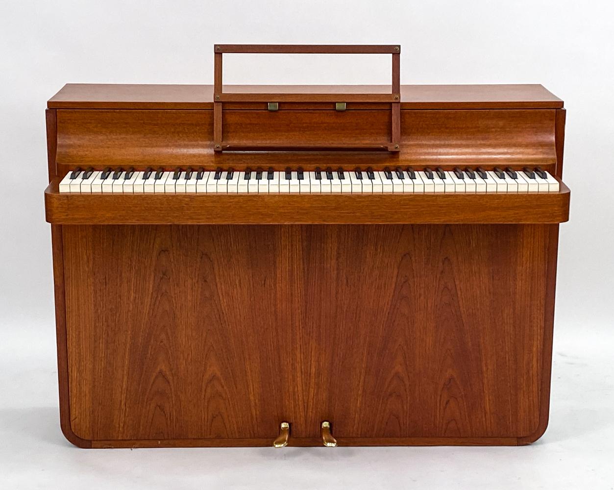 Ein seltenes dänisches Klavier aus der Mitte des Jahrhunderts, hergestellt aus schönem Teakholz. Es wird Pianette genannt, weil es 82 Tasten hat und nicht die üblichen 88 Tasten eines ausgewachsenen Klaviers. Dieses Klavier wurde von dem berühmten