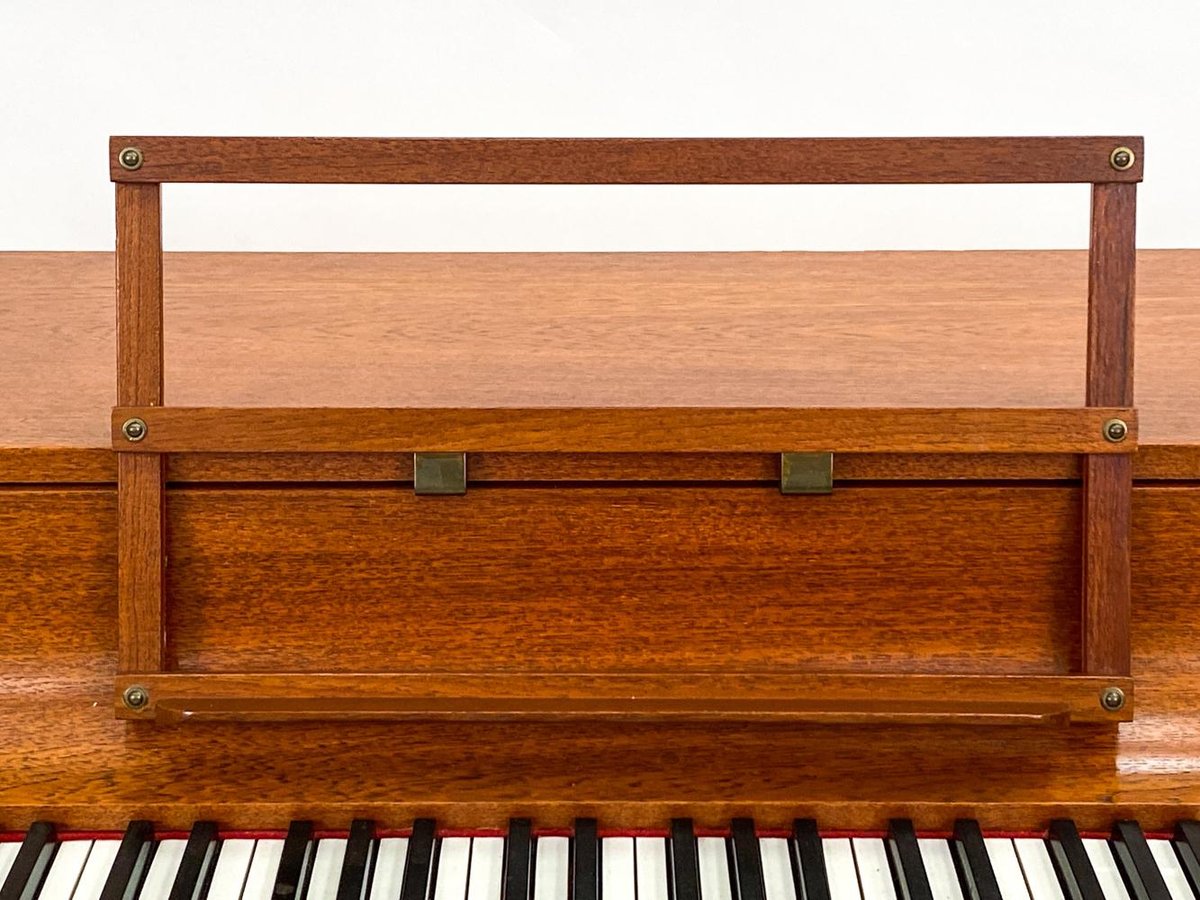 Louis Zwicki Dänisches Teakholz-Klavier aus der Jahrhundertmitte im Zustand „Gut“ in Norwalk, CT