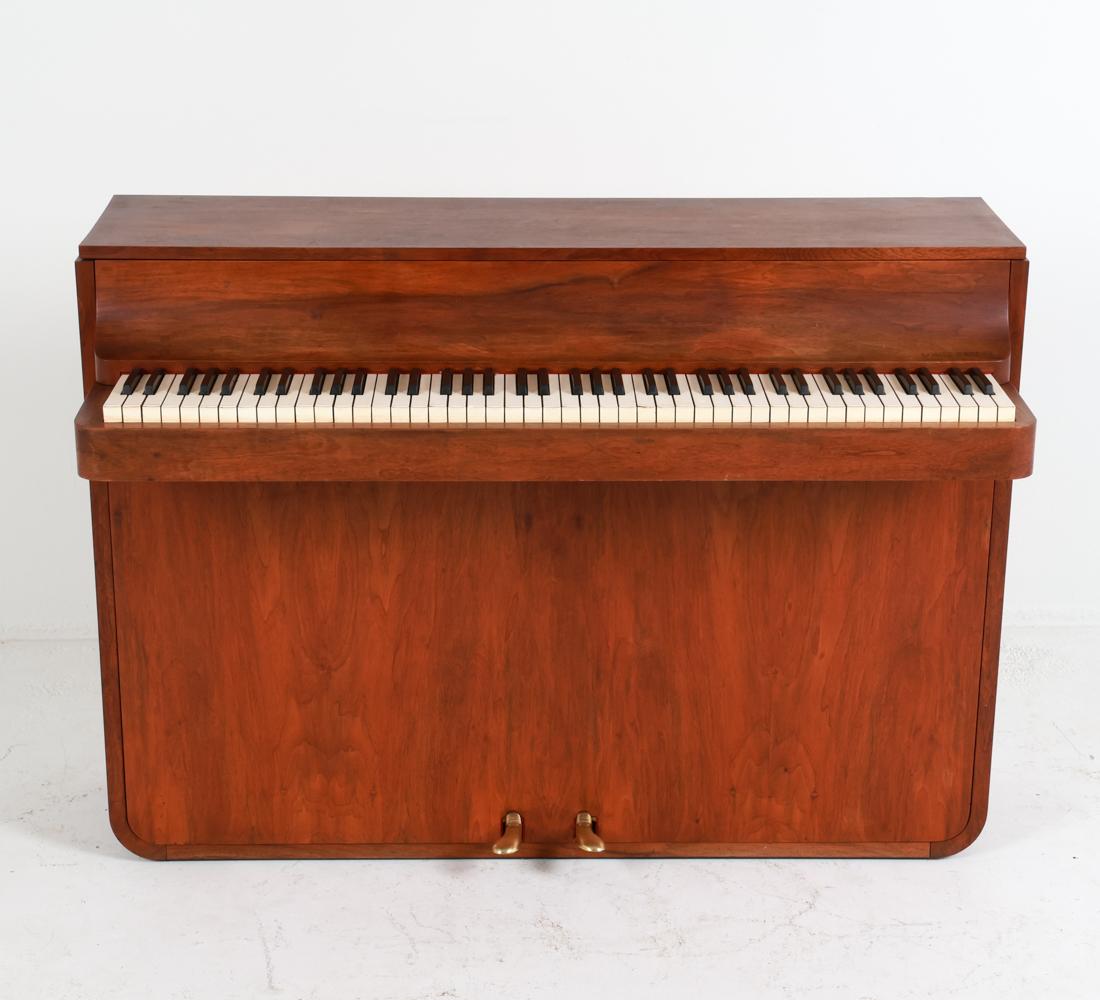 Remontez le temps avec ce piano en teck danois du milieu du siècle, réalisé de main de maître par le célèbre Louis Zwicki. Issu du cœur des années 1960, une période où le design et l'artisanat fusionnaient en parfaite harmonie, ce piano incarne