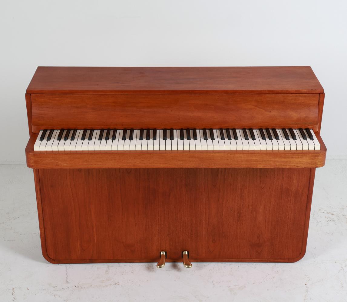 Dänische Pianette aus Teakholz von Louis Zwicki, ca. 1960er Jahre im Zustand „Gut“ im Angebot in Norwalk, CT
