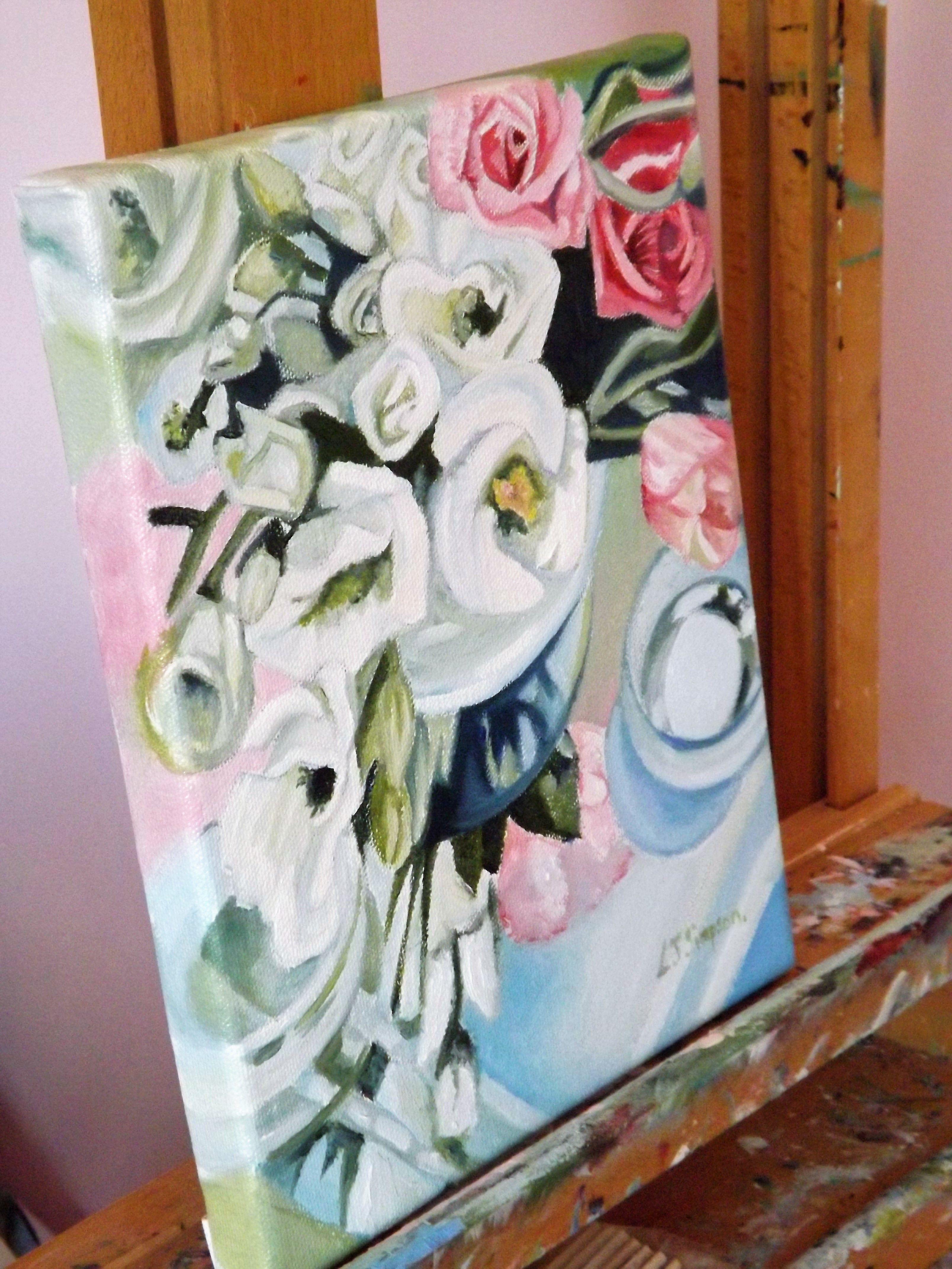 I verdi delicati e i rosa tenui del Lisianthus si combinano benissimo e permettono ai colori di risuonare in tutta la ciotola di vetro e la superficie specchiata; questa caratteristica è un mio stile caratteristico e si trova in tutta la mia gamma