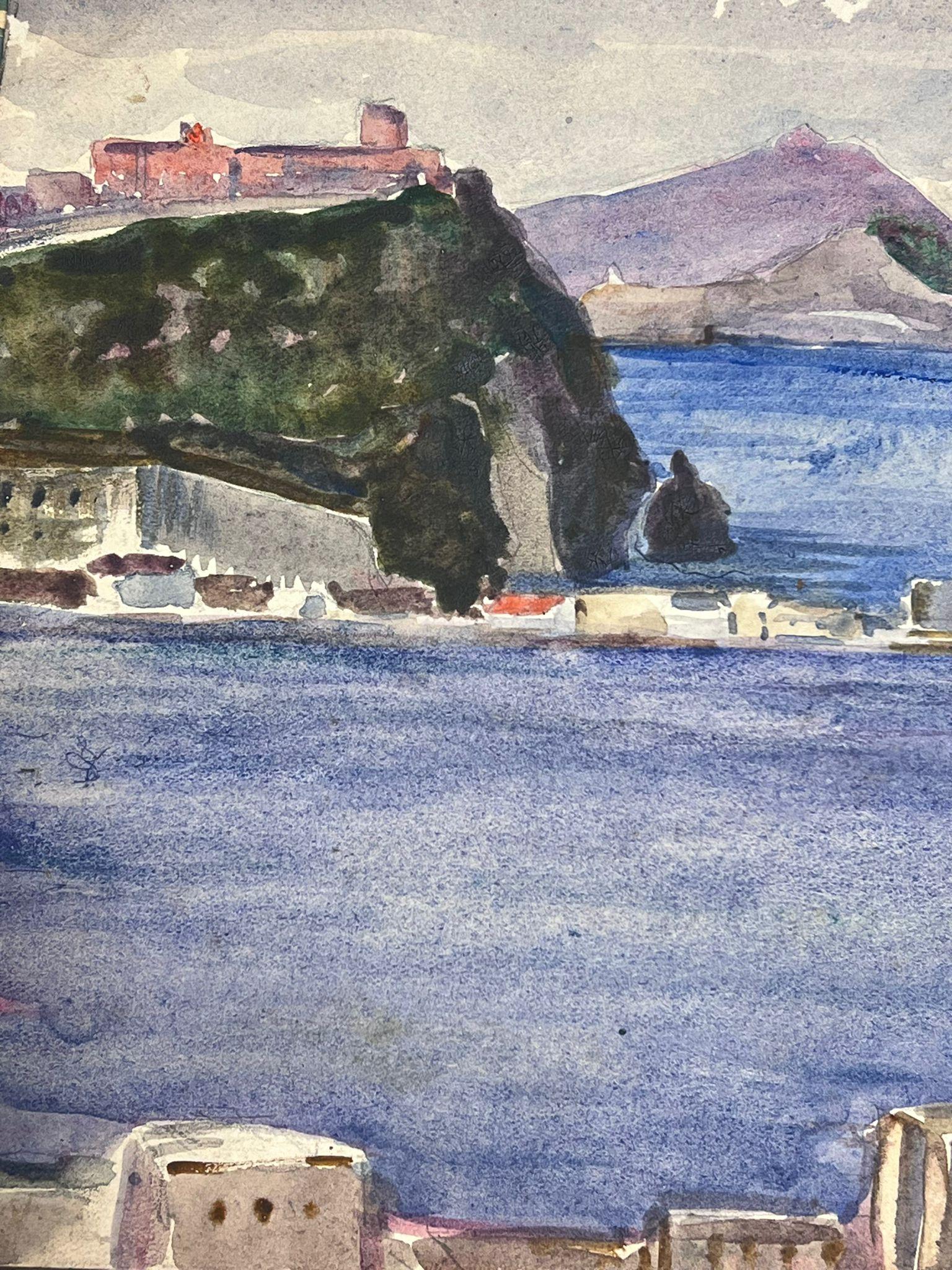 Blaues Meer - Landschaft
von Louise Alix, französische Impressionistin der 1950er Jahre 
Aquarell auf Künstlerpapier, auf Karton geklebt, ungerahmt
Gemälde: 7,25 x 9,25 Zoll
Provenienz: aus einer großen Privatsammlung dieses Künstlers in
