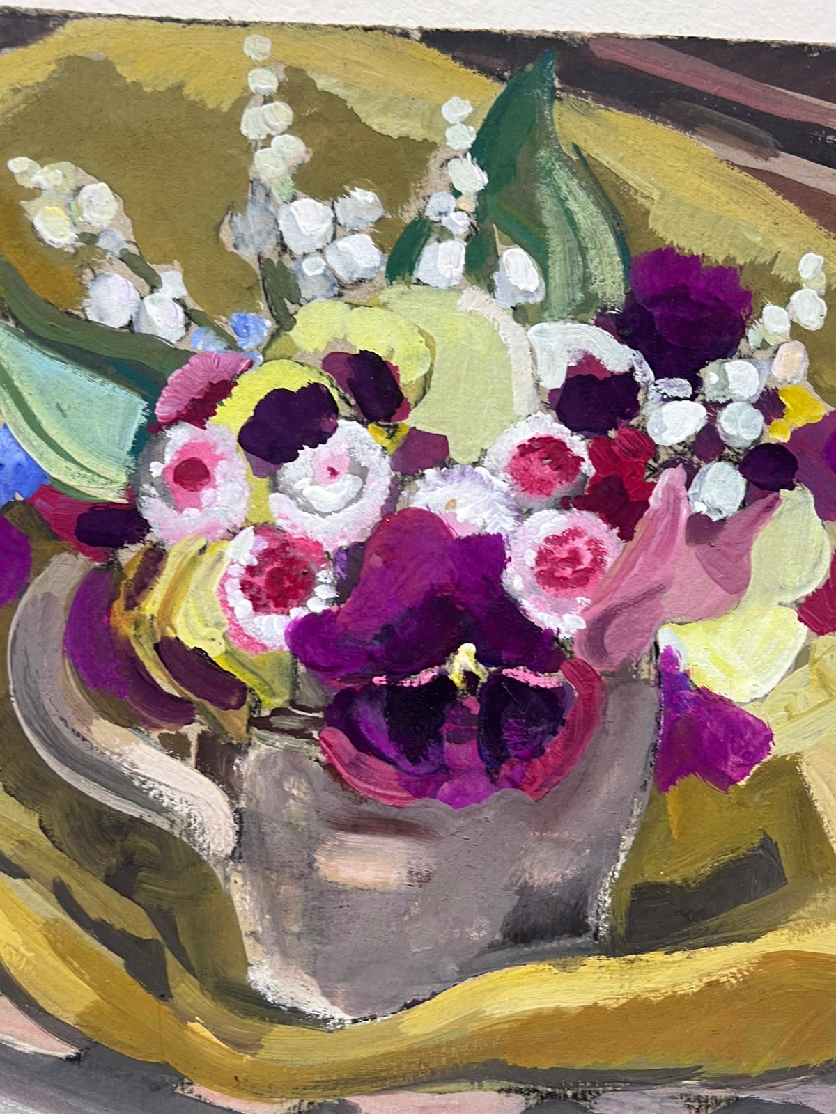 1930er Jahre Französisch Impressionist Gouache lila Blumenstrauß in gelbem Papier – Painting von Louise Alix