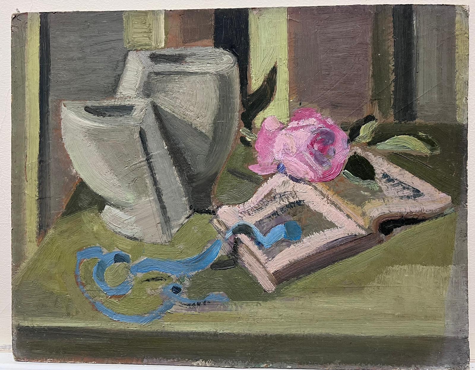 Französische impressionistische Rosa Rose auf Buch, Interieurszene, 1930er Jahre – Painting von Louise Alix