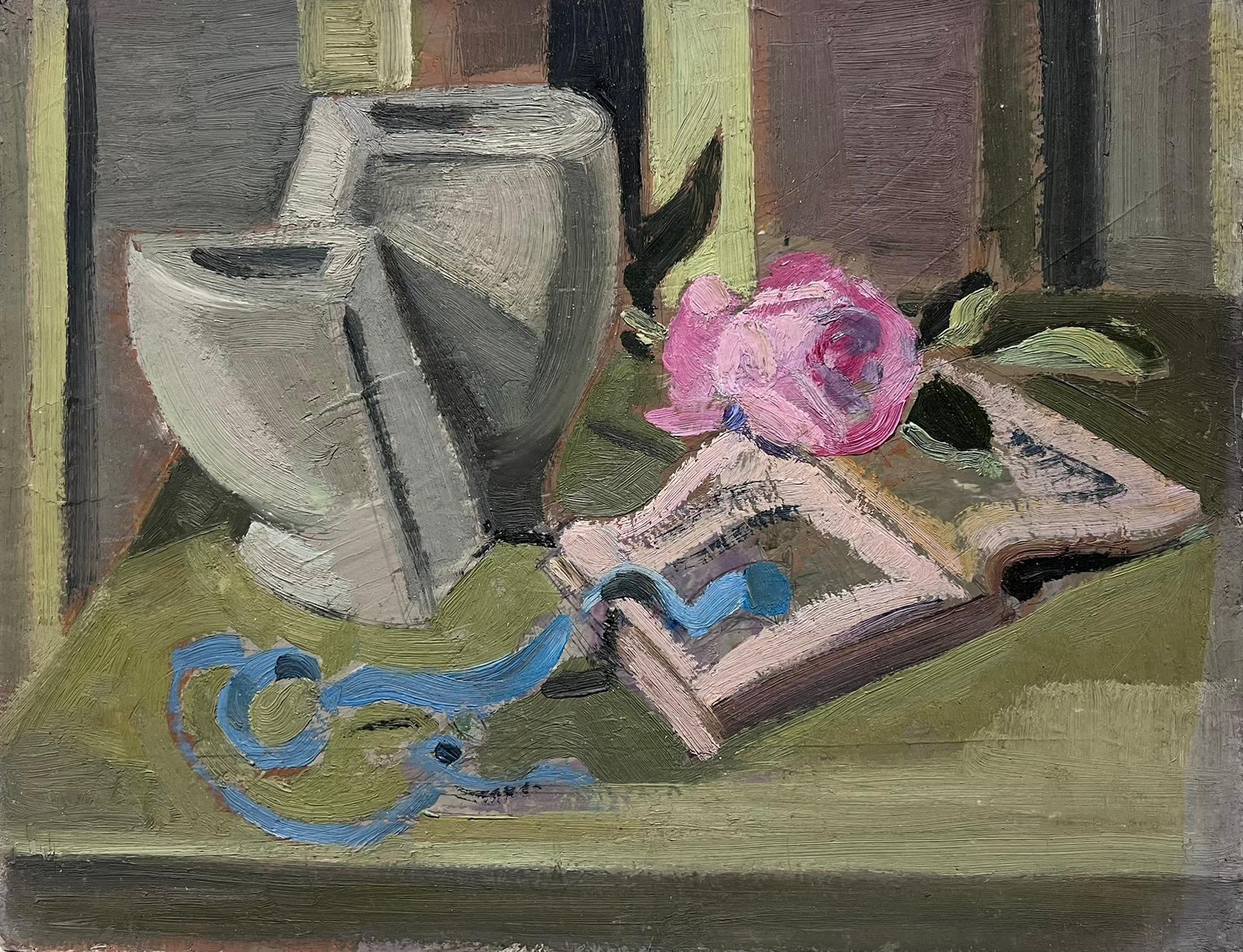 Louise Alix Still-Life Painting – Französische impressionistische Rosa Rose auf Buch, Interieurszene, 1930er Jahre