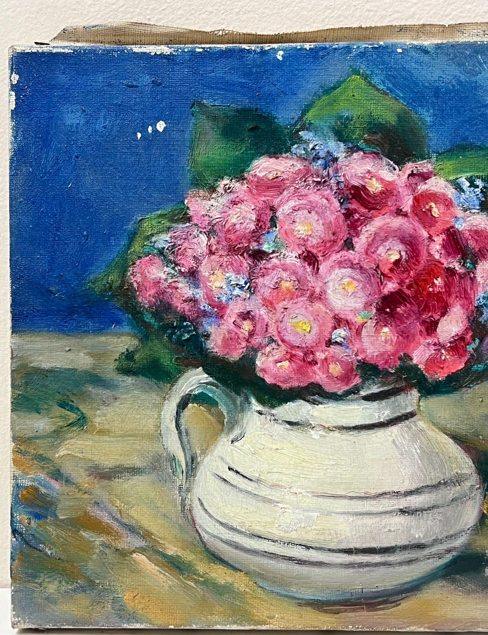 Vase impressionniste français des années 1930, rose Zinnia Flower White, intérieur bleu  - Impressionnisme Painting par Louise Alix