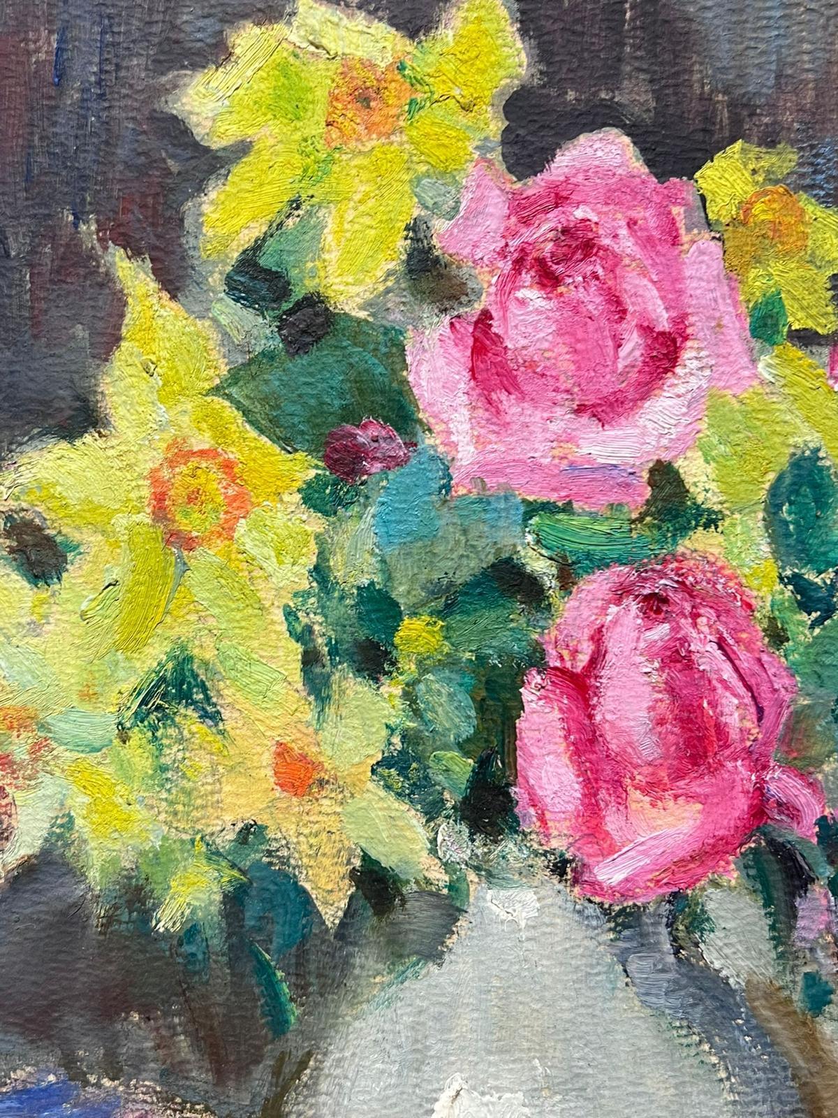 1930er Jahre Französisch Impressionist Stillleben Gemälde Narzissen und rosa Rosen in Vase (Impressionismus), Painting, von Louise Alix