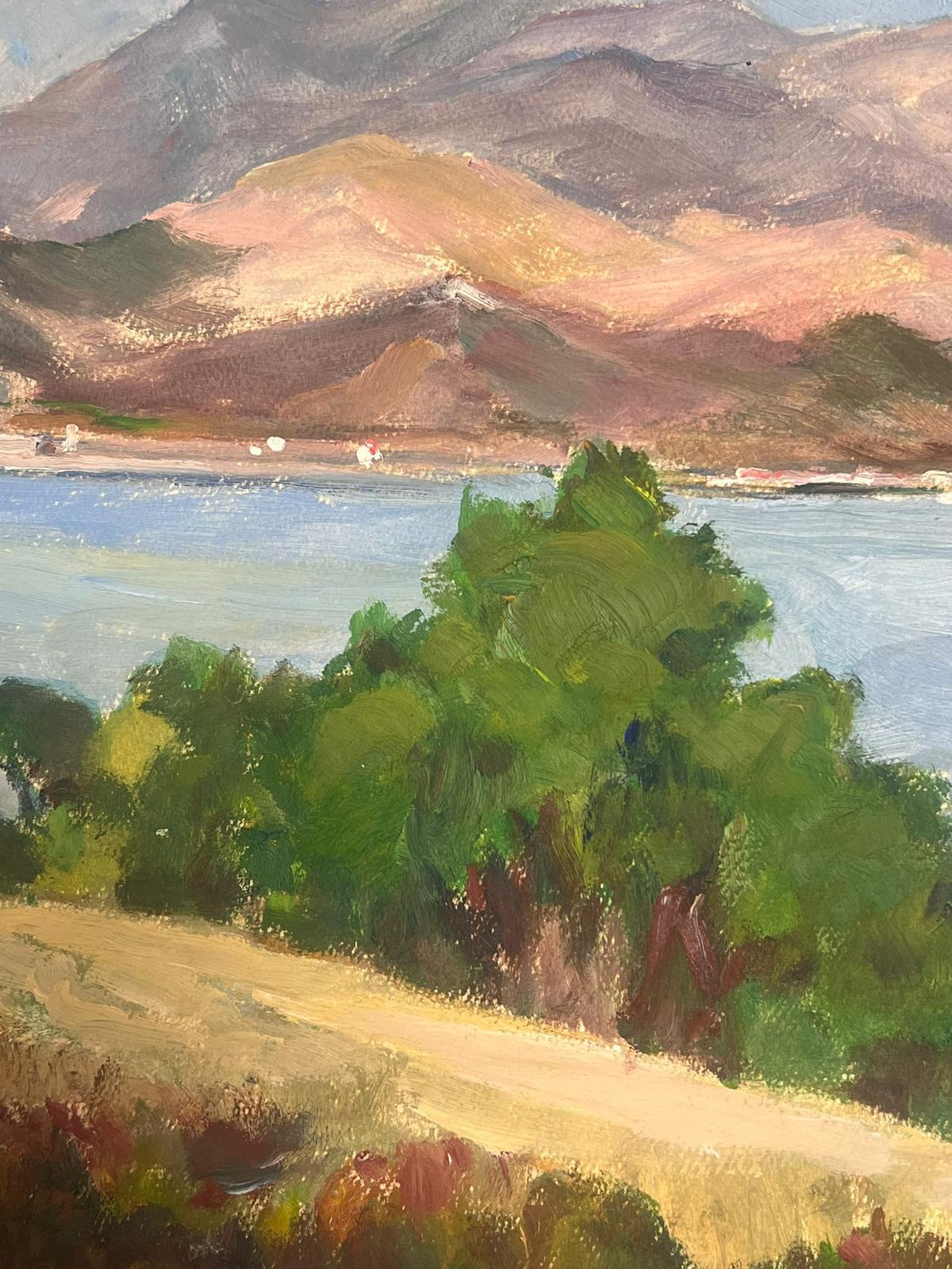 Peinture à l'huile française des années 1930 Paysage de montagnes violettes sur mer bleue  - Impressionnisme Painting par Louise Alix