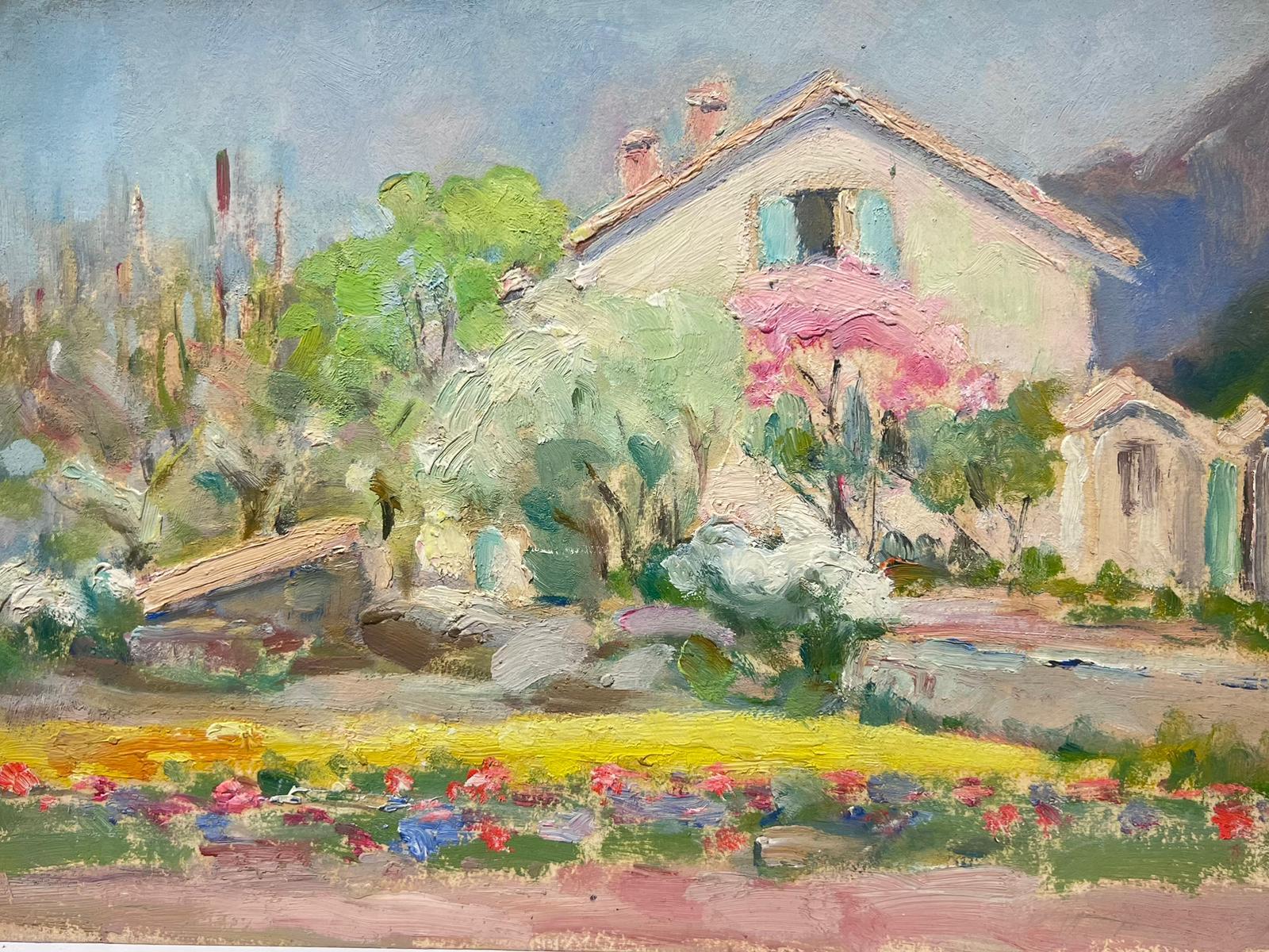Französischer Impressionist Öl Weißes Haus umgeben von bunten Blumenweg (Grau), Landscape Painting, von Louise Alix