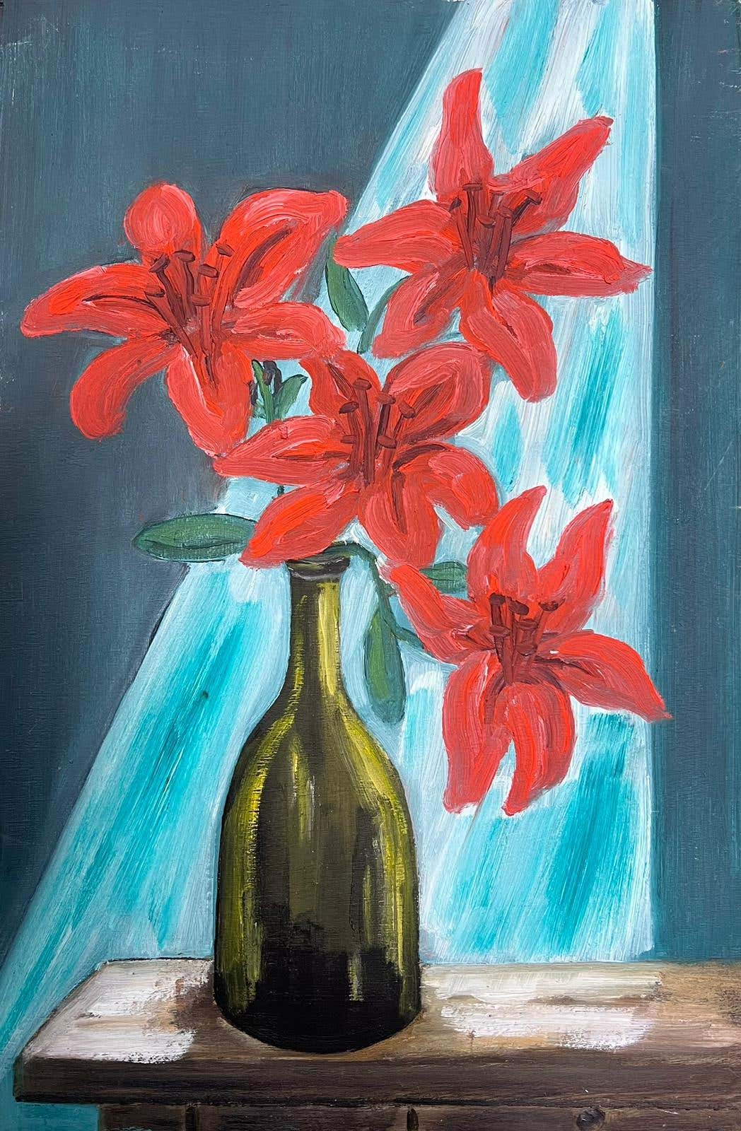 Französisches impressionistisches Stillleben des Impressionismus, Rote Lilien in grüner Glasflasche in Fensterschrank 