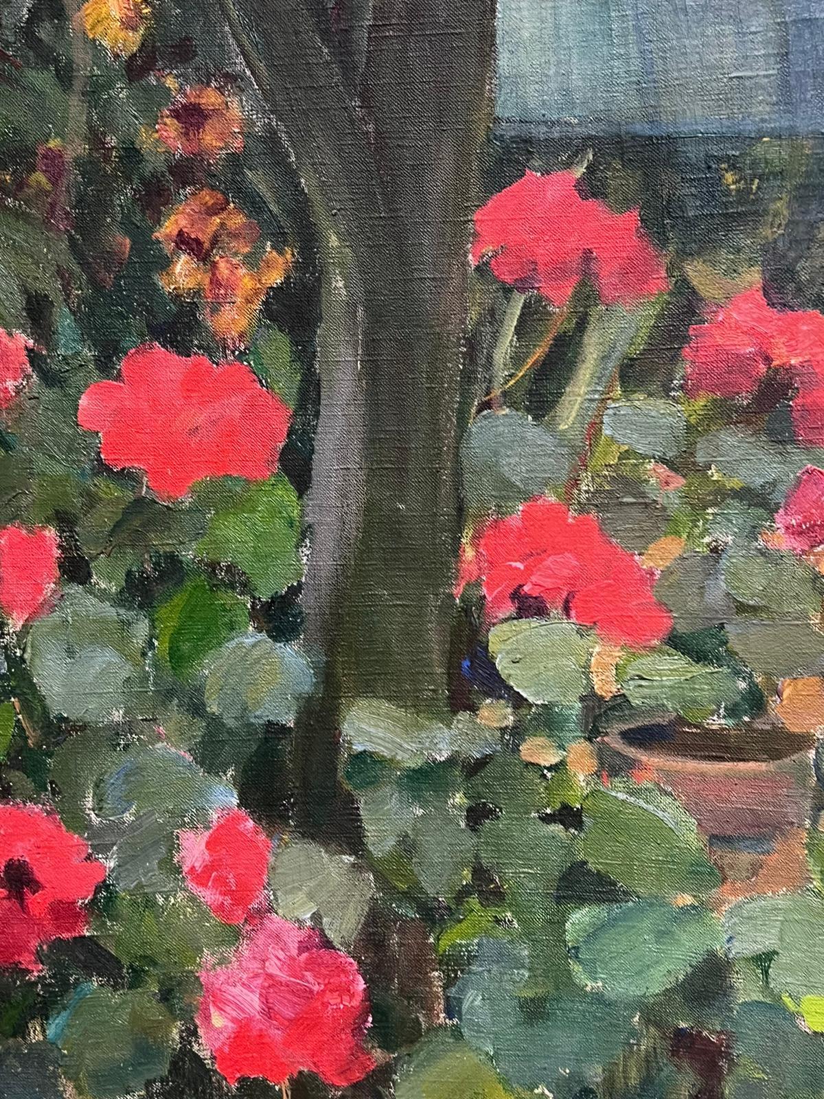 Huile impressionniste française du milieu du 20e siècle représentant une femme dans un joli jardin de fleurs sur banc en vente 1