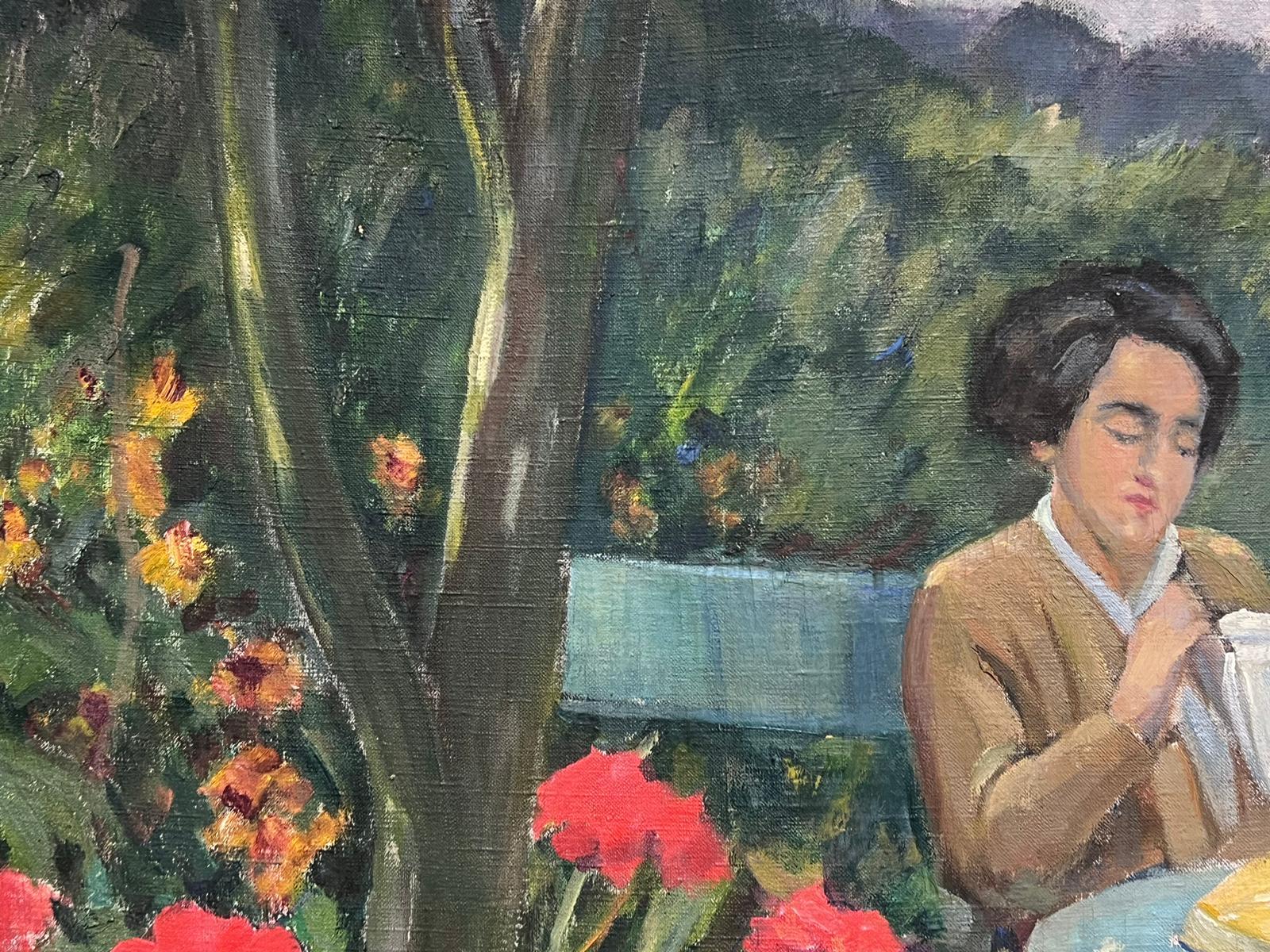 Huile impressionniste française du milieu du 20e siècle représentant une femme dans un joli jardin de fleurs sur banc en vente 2