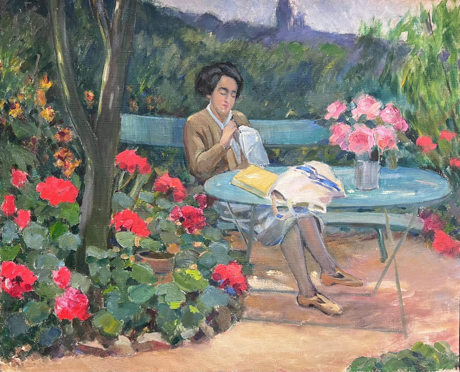 Landscape Painting Louise Alix - Huile impressionniste française du milieu du 20e siècle représentant une femme dans un joli jardin de fleurs sur banc