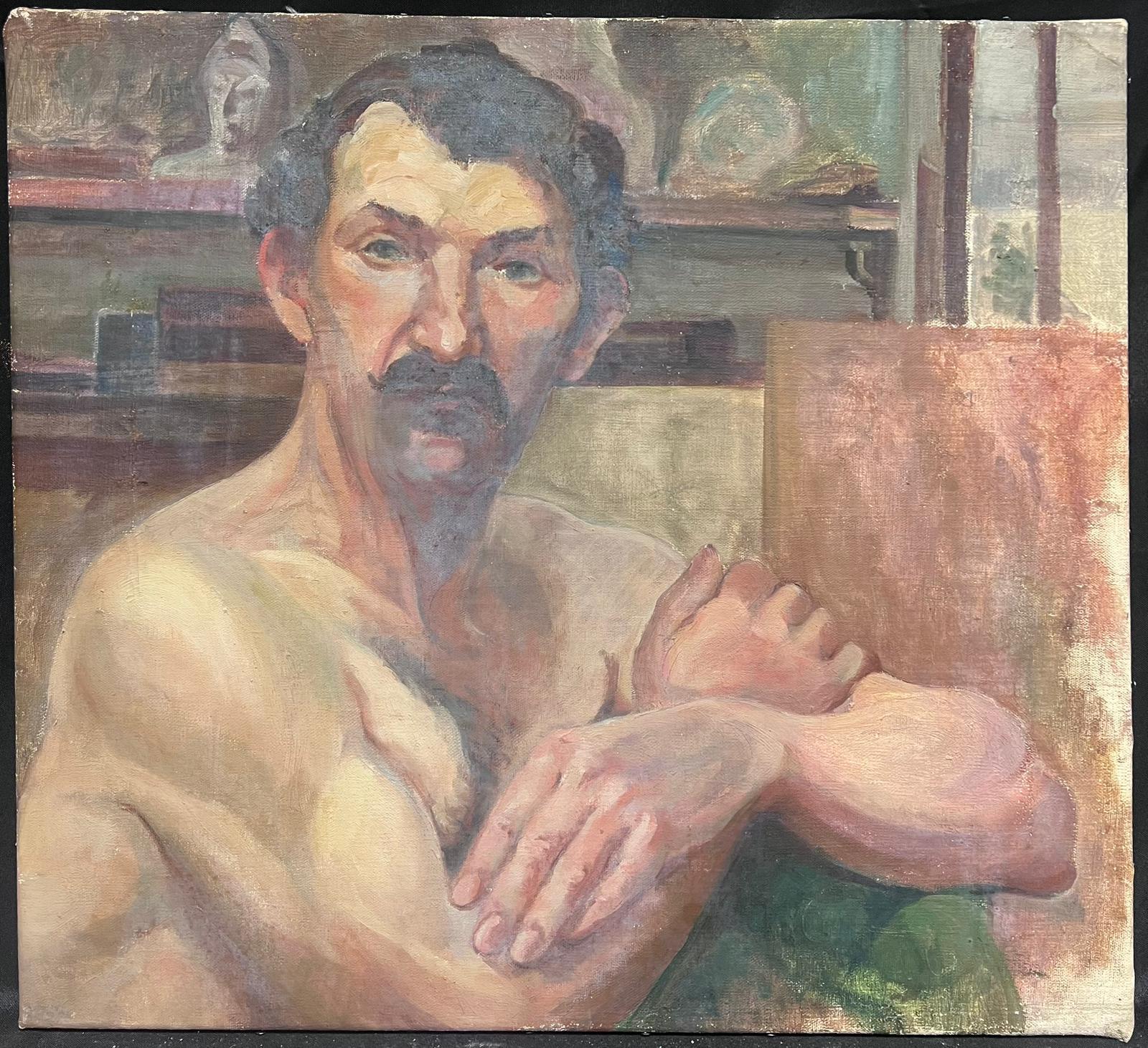 Französischer Aktmann aus der Mitte des 20. Jahrhunderts, der seine Arme klappt und für Porträt posiert, Ölfarbe – Painting von Louise Alix