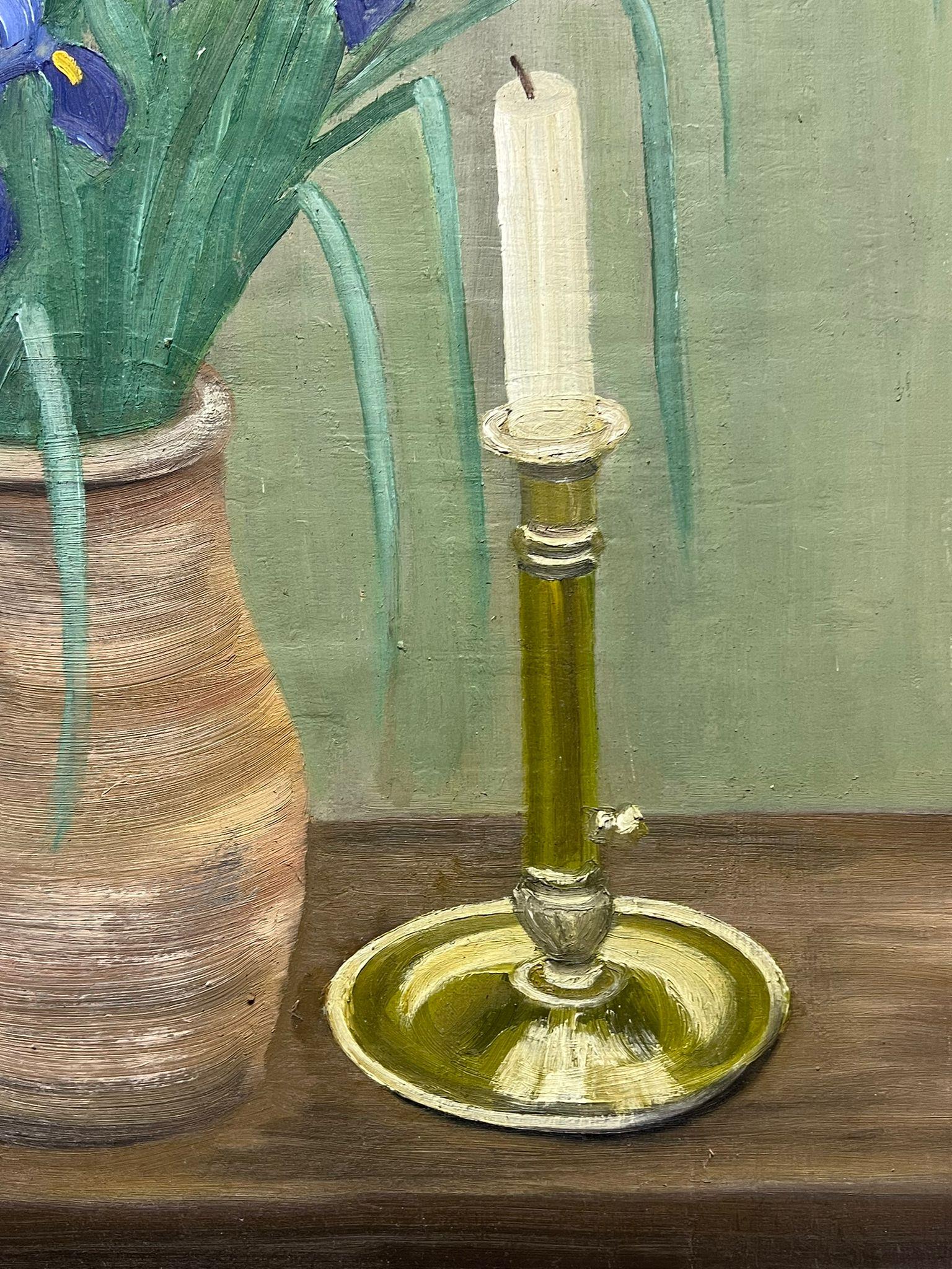 Peinture à l'huile française du milieu du 20e siècle Nature morte aux fleurs d'iris dans un vase Intérieur - Painting de Louise Alix