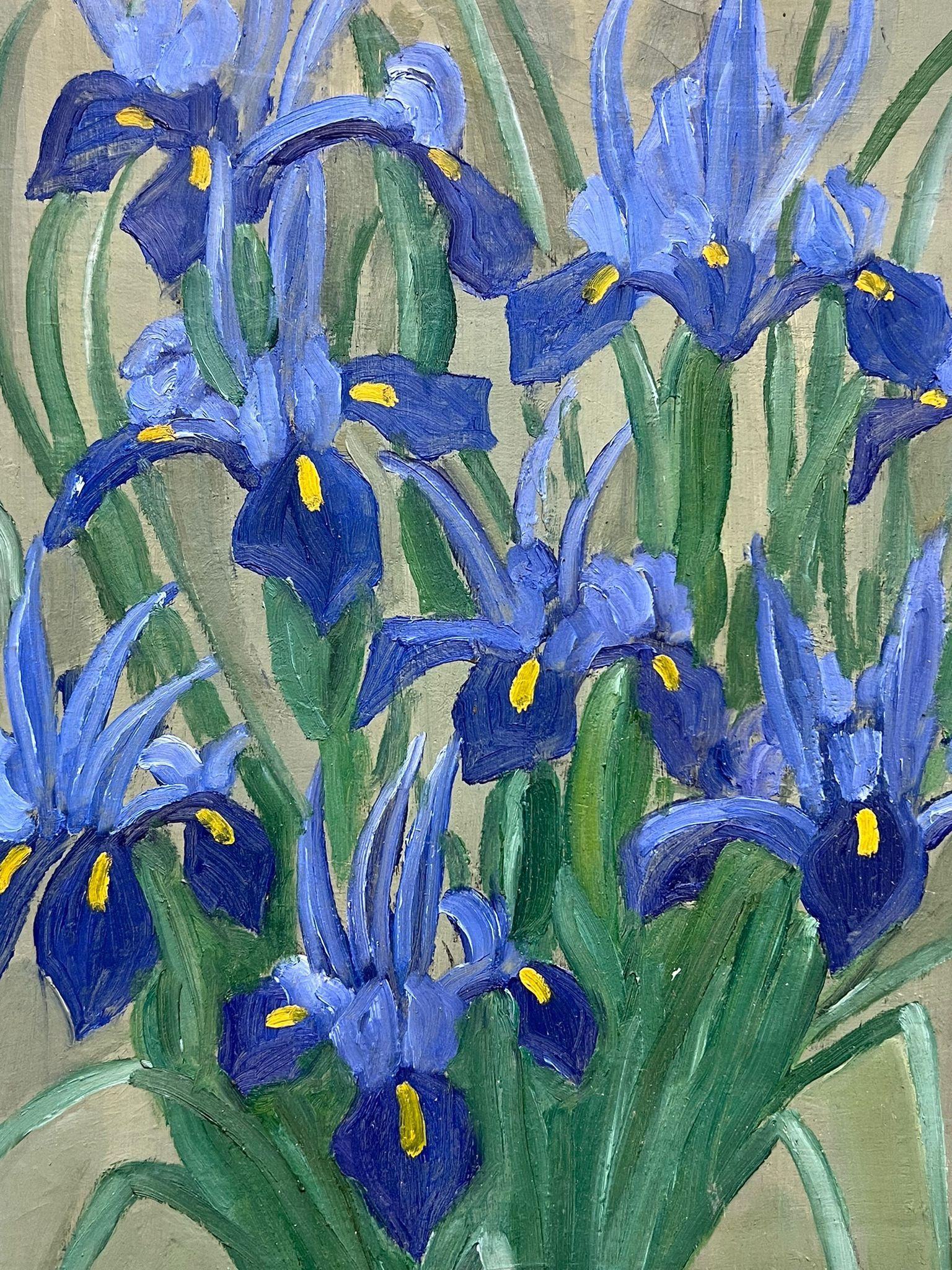 Peinture à l'huile française du milieu du 20e siècle Nature morte aux fleurs d'iris dans un vase Intérieur - Impressionnisme Painting par Louise Alix