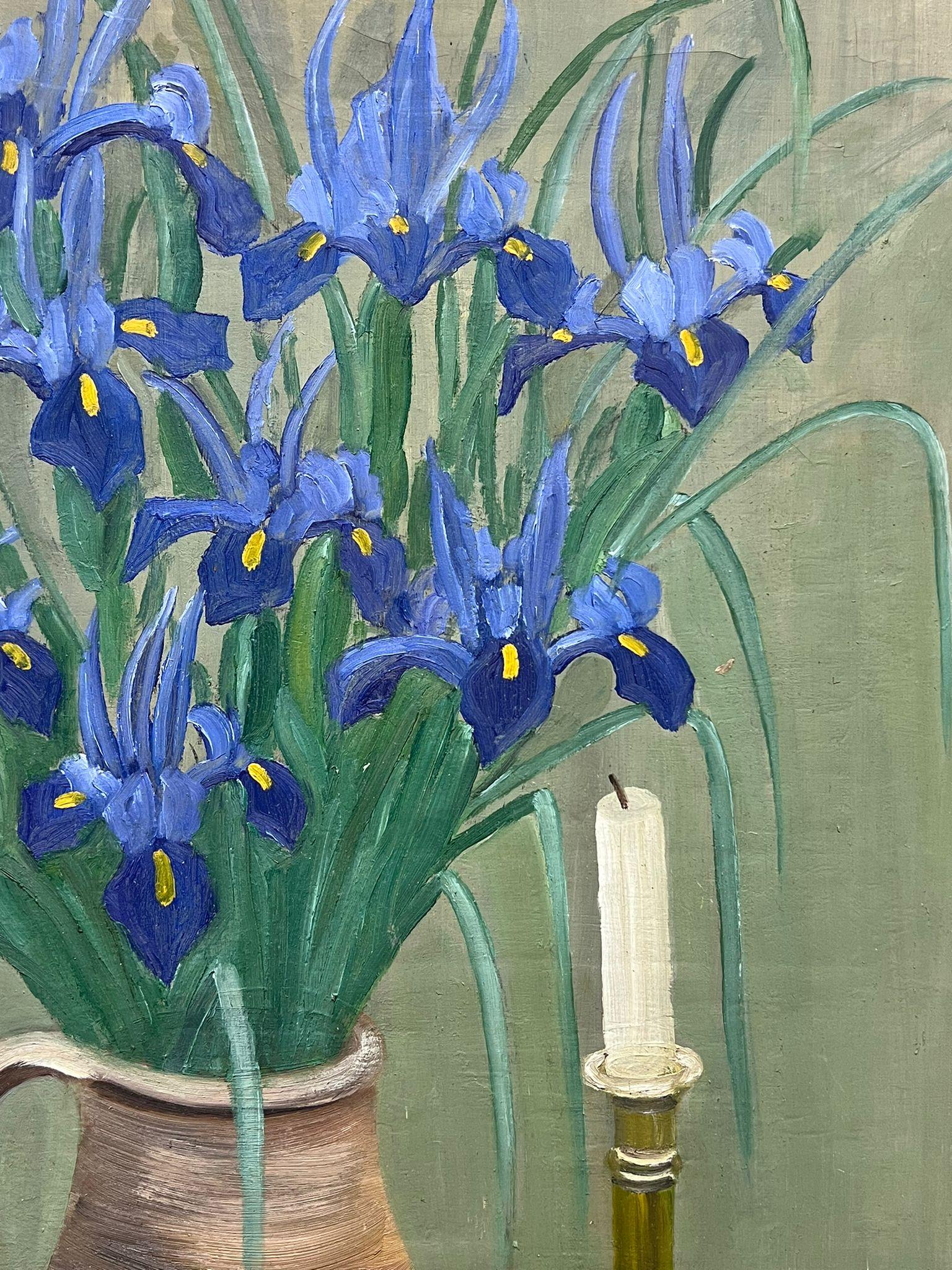 Peinture à l'huile française du milieu du 20e siècle Nature morte aux fleurs d'iris dans un vase Intérieur - Gris Still-Life Painting par Louise Alix