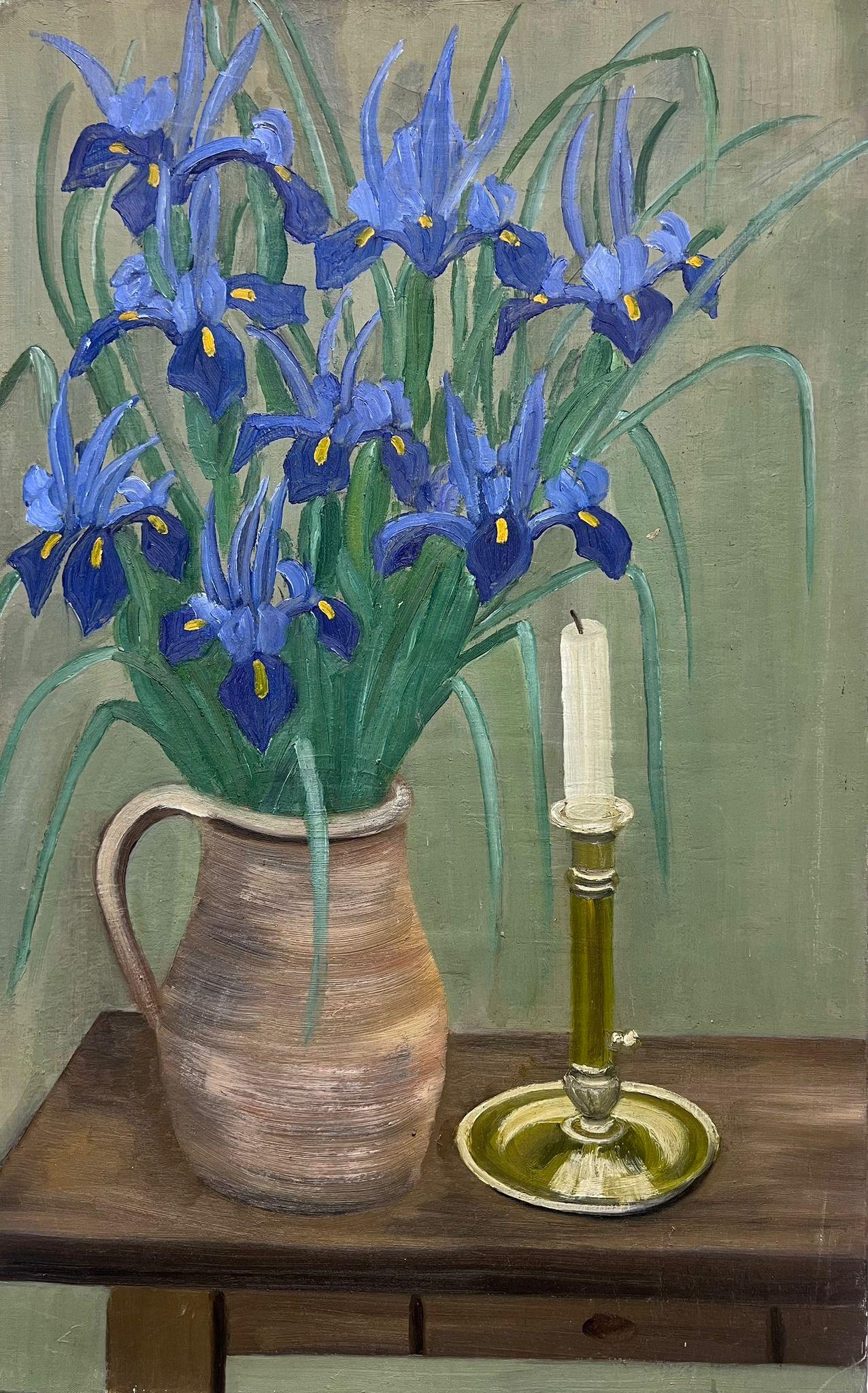 Still-Life Painting Louise Alix - Peinture à l'huile française du milieu du 20e siècle Nature morte aux fleurs d'iris dans un vase Intérieur