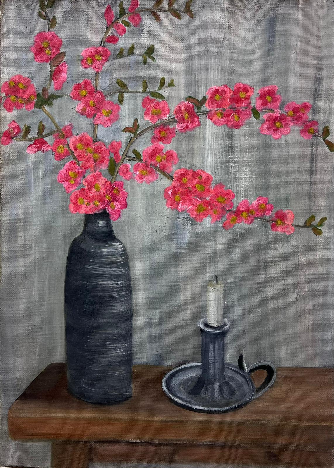 Louise Alix Still-Life Painting – Mitte des 20. Jahrhunderts Französisch Ölgemälde rosa Stem Blume Innenraum Candle Stick